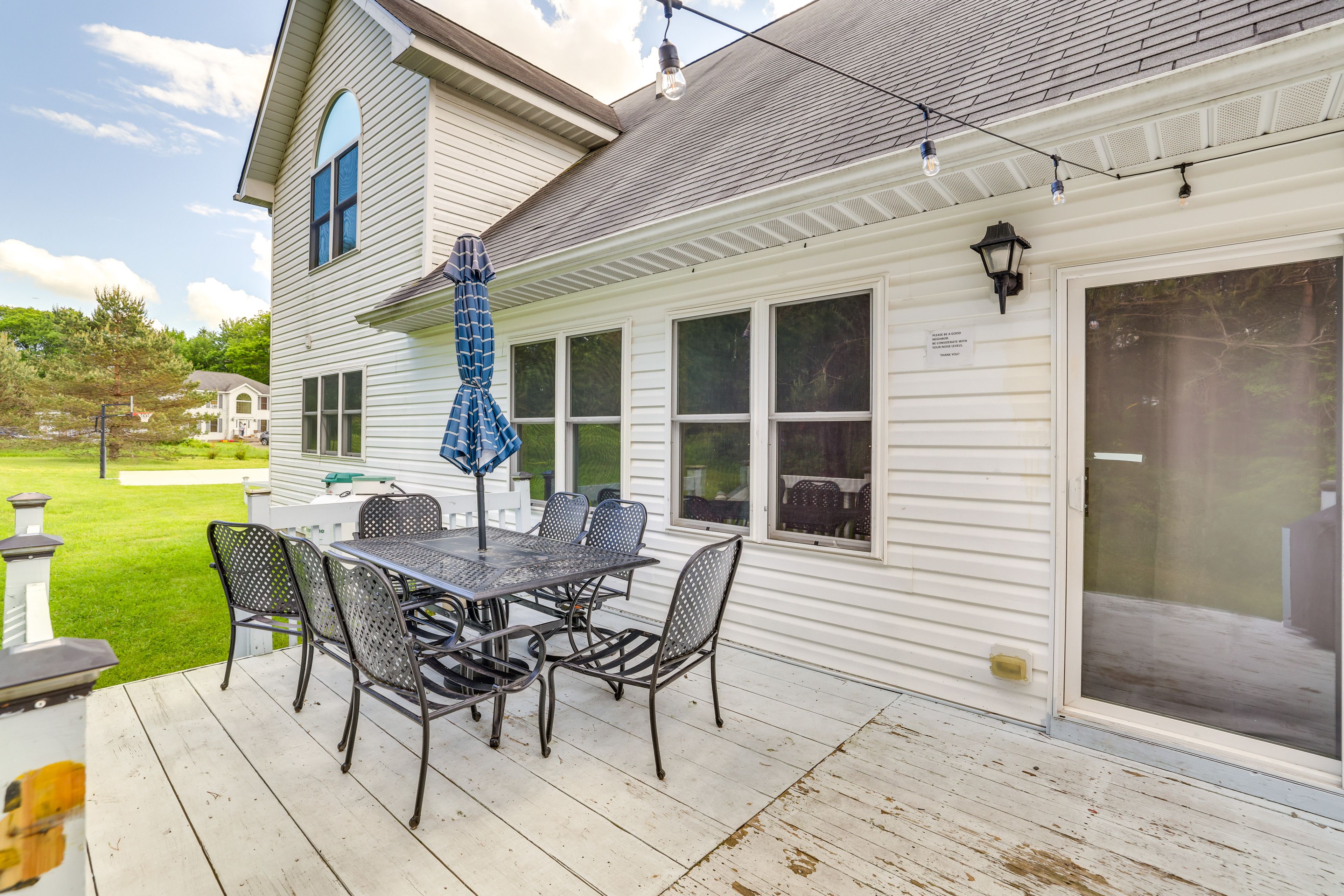 Deck | Outdoor Dining Area | Gas Grill