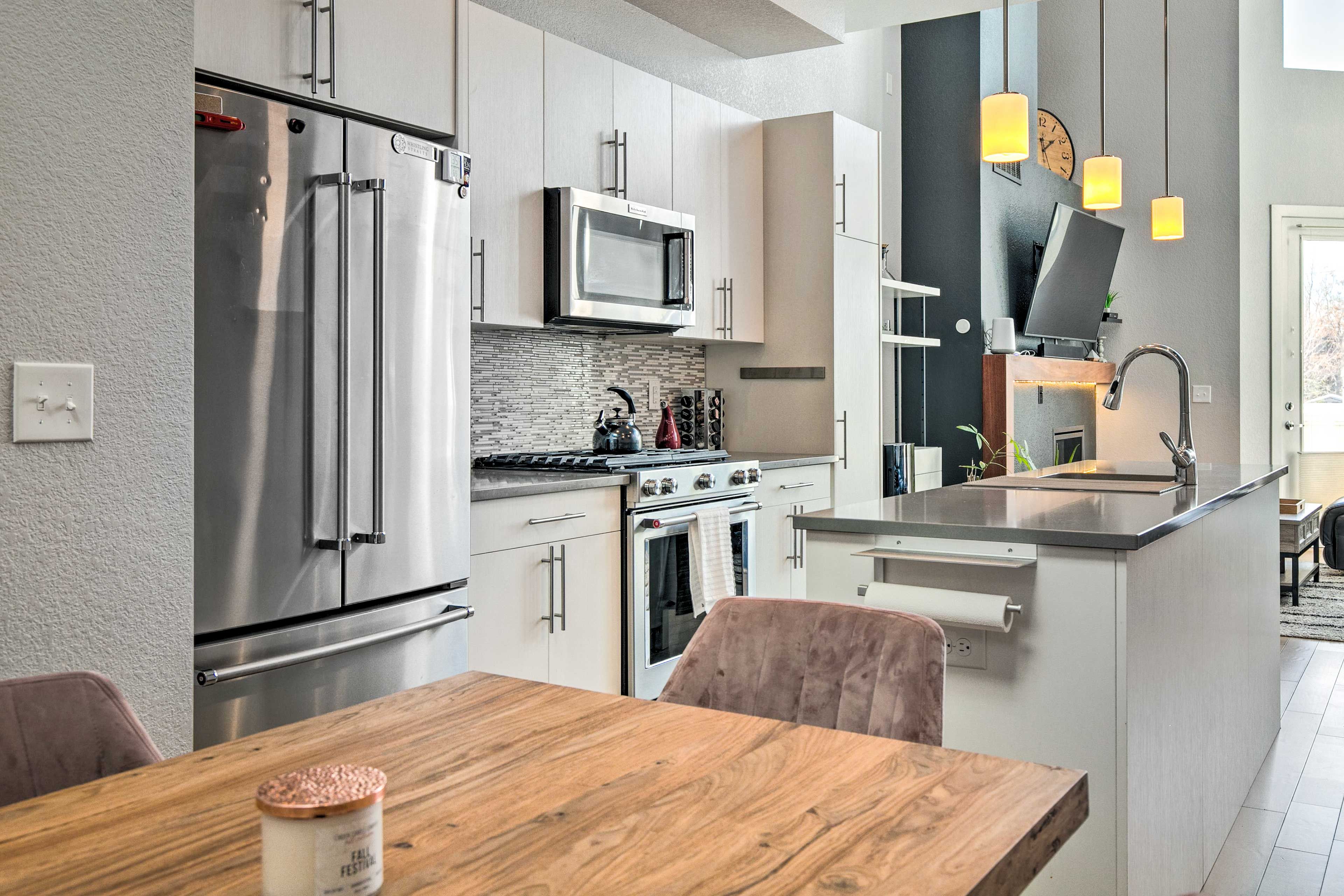Kitchen & Dining Area | Dishware & Flatware Provided