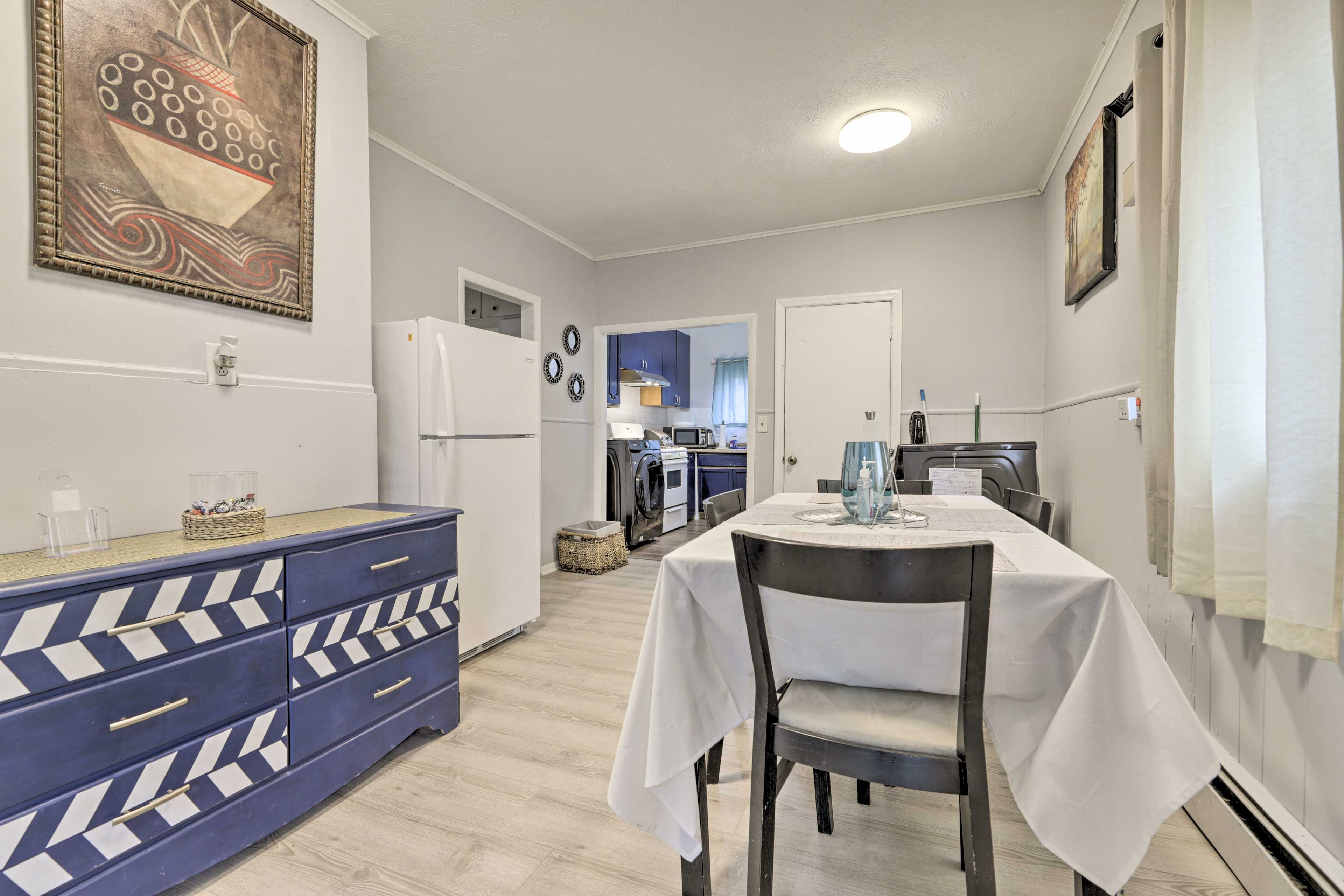 Dining Area/Kitchen | No A/C | Free WiFi