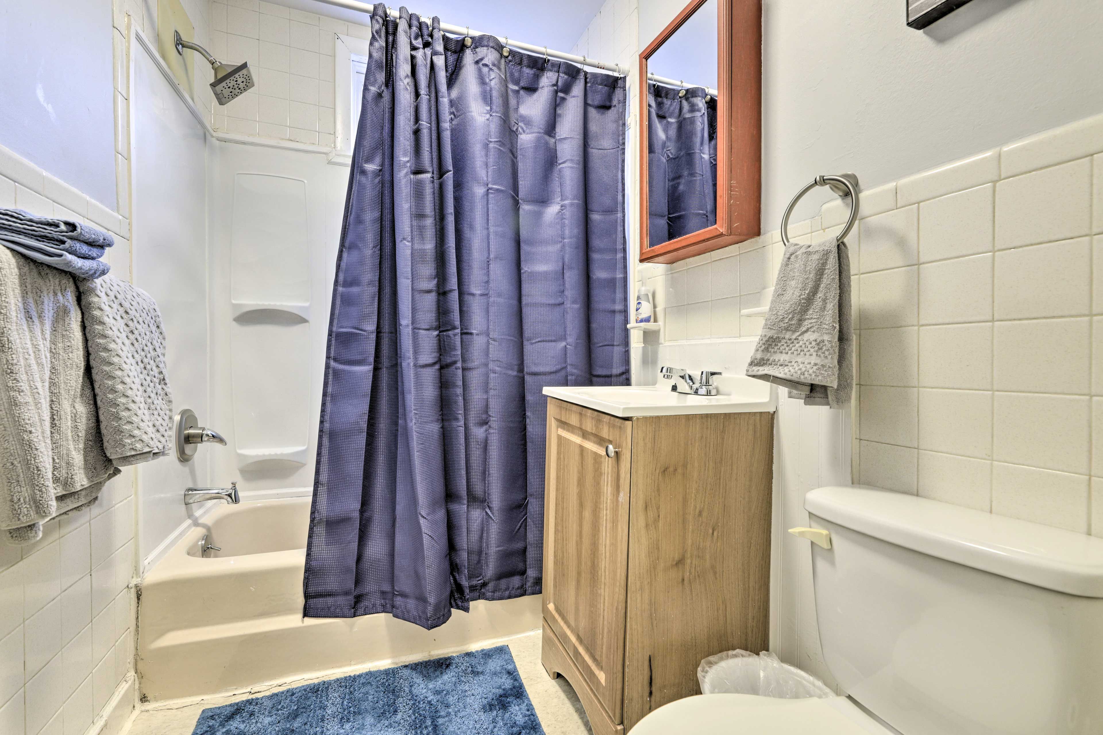 Full Bathroom | Towels Provided | Complimentary Toiletries