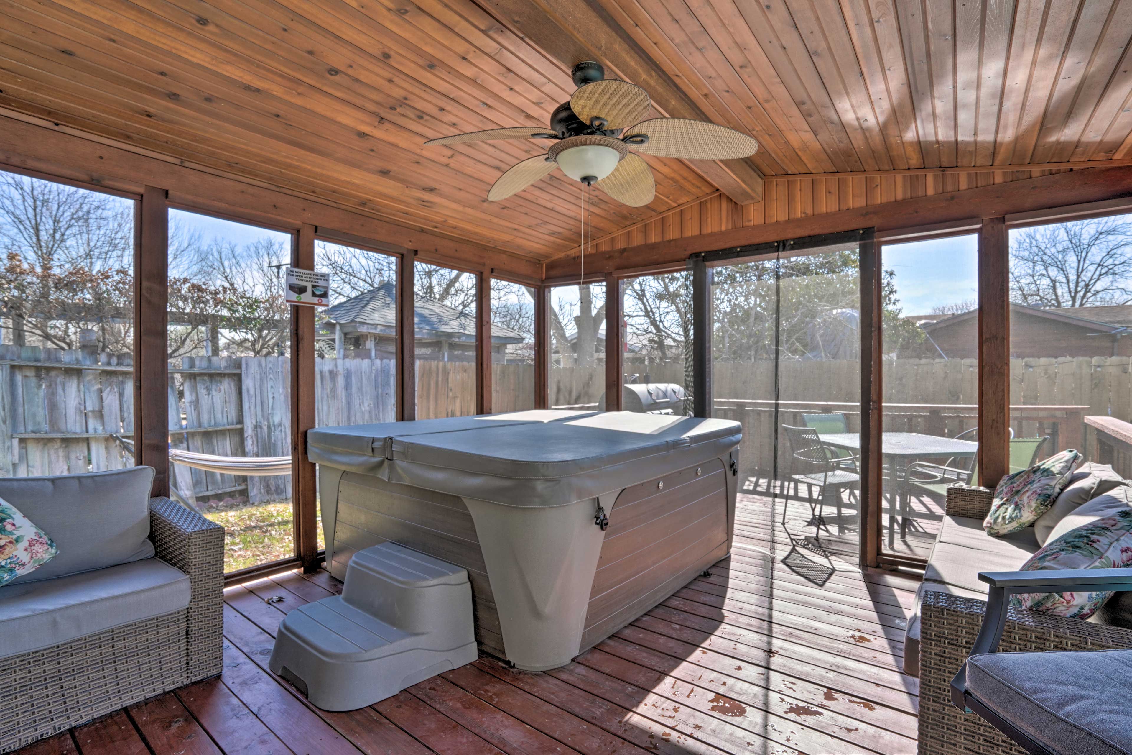 Screened-In Deck | Hot Tub