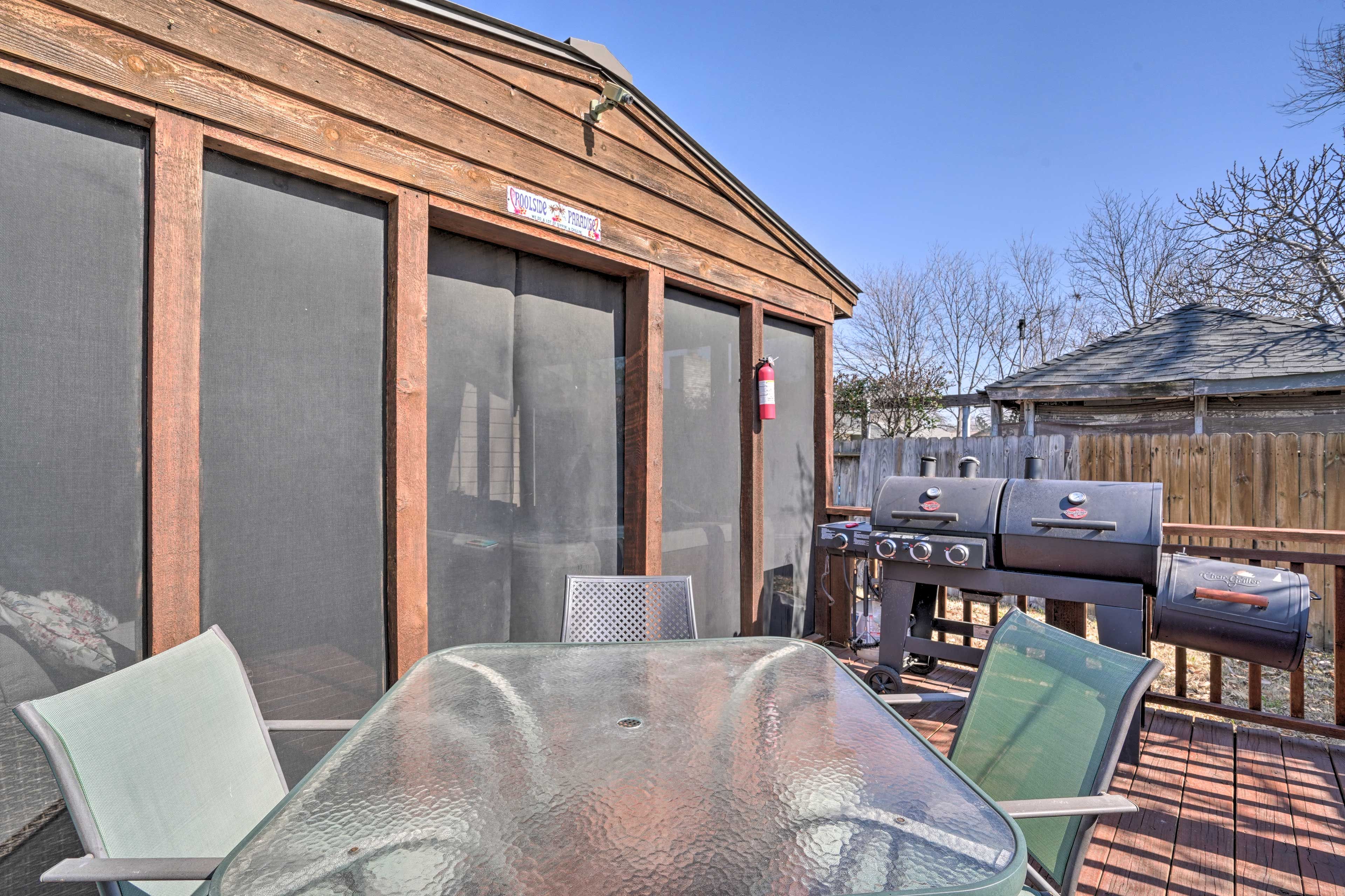 Deck | Outdoor Seating Areas | Gas & Charcoal Grills