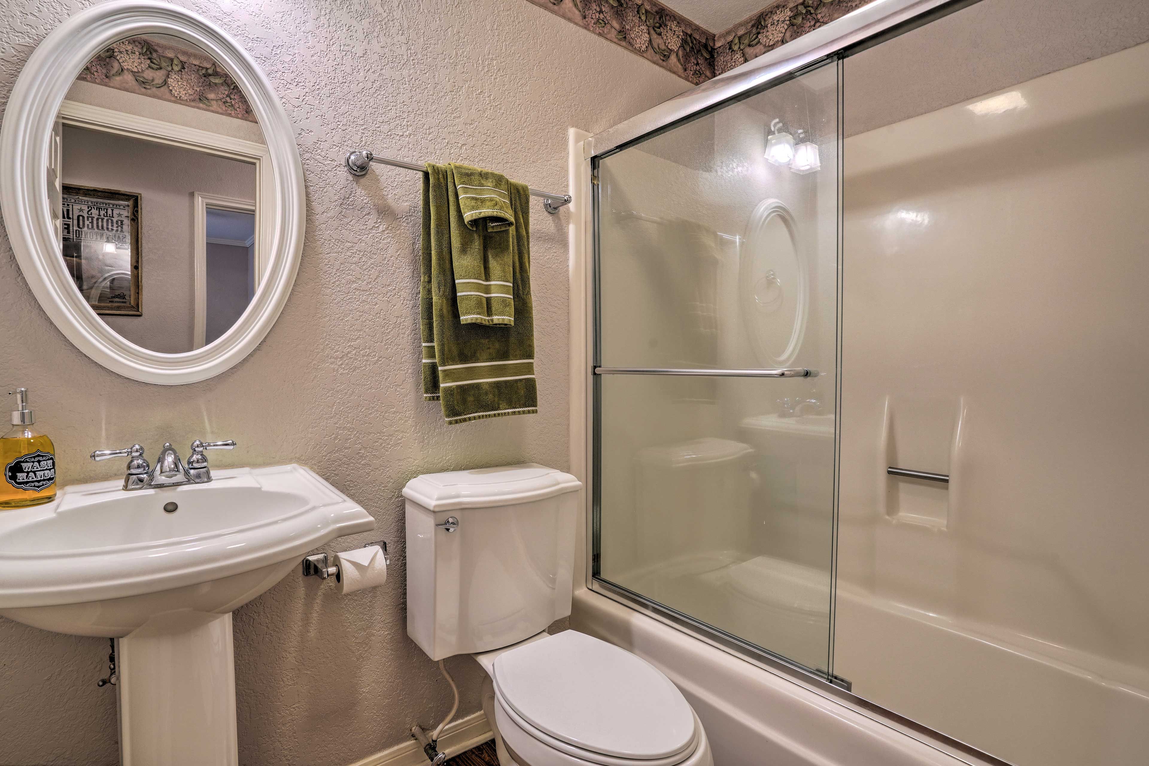 Full Bathroom | Towels Provided