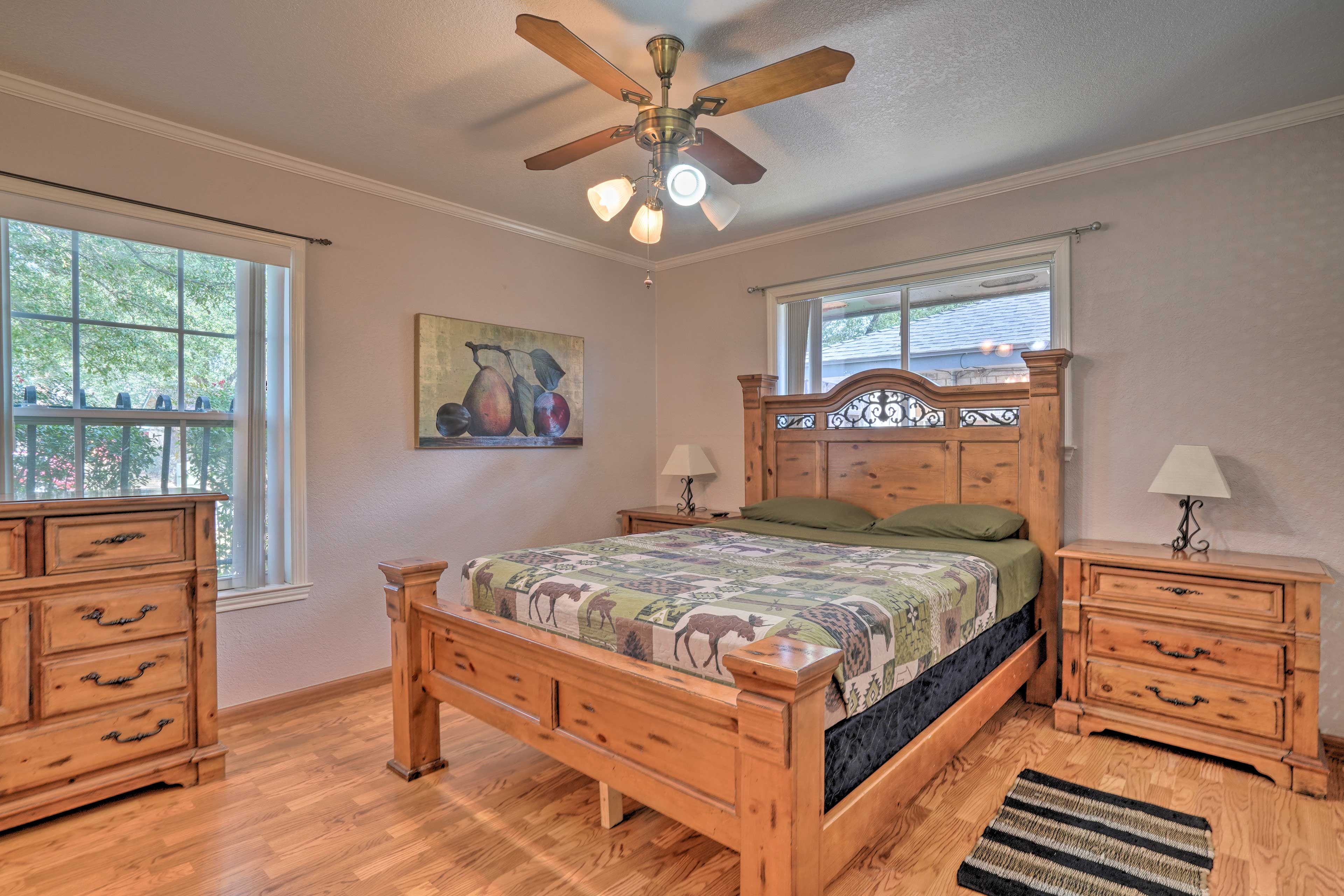 Bedroom 1 | Queen Bed | En-Suite Bathroom