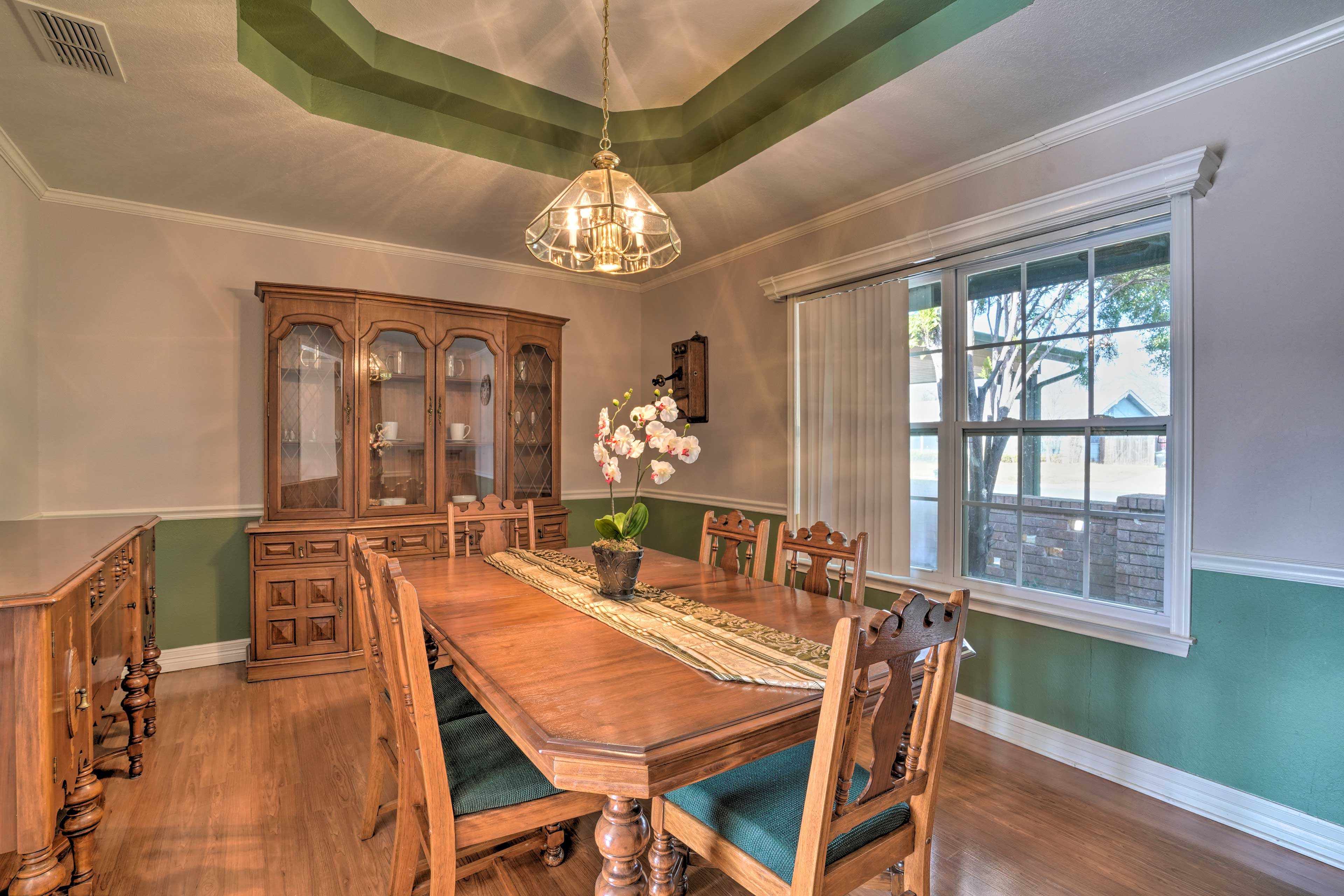 Dining Room | Dishware & Flatware Provided | Trash Bags & Paper Towels Provided