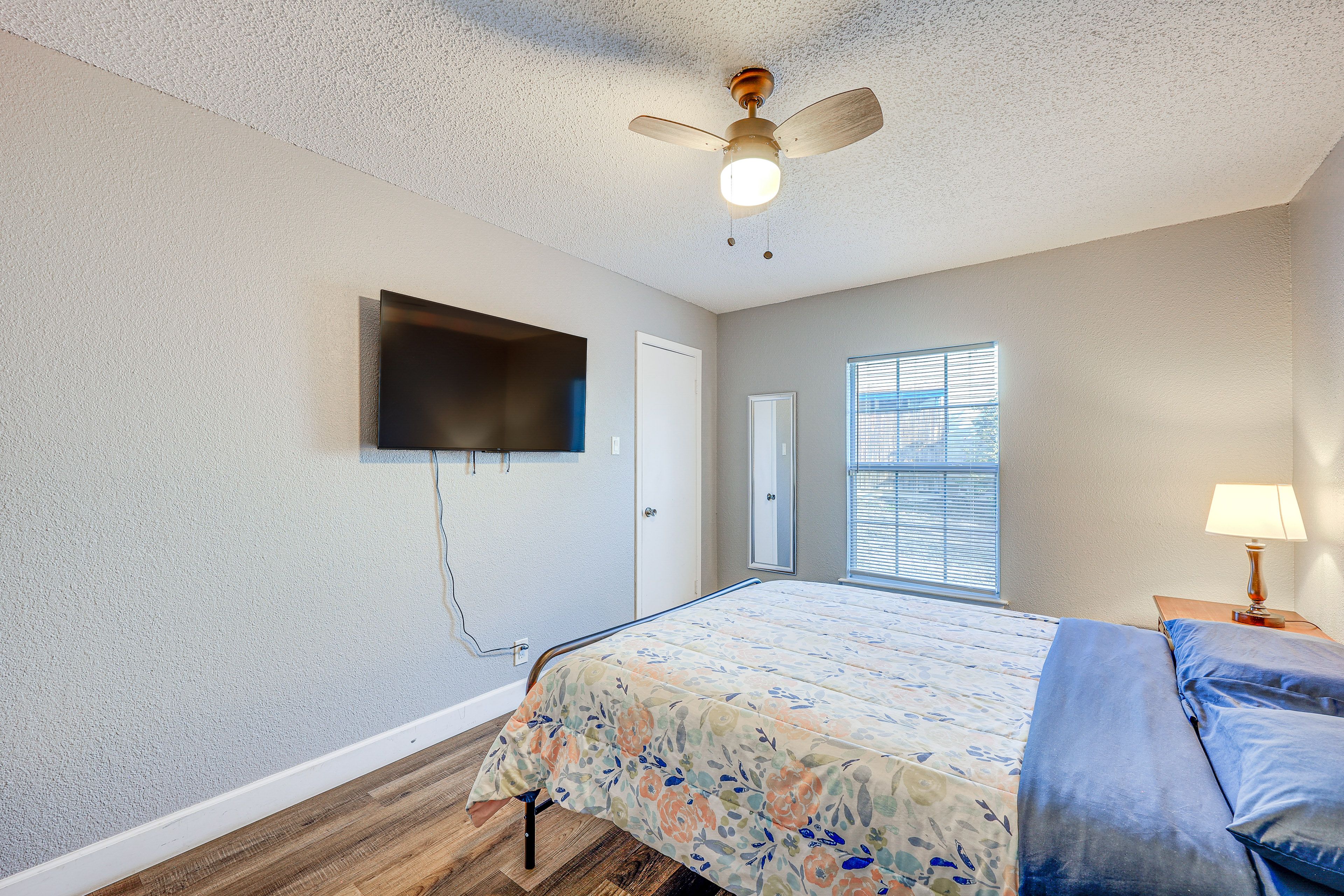 Bedroom 3 | Queen Bed