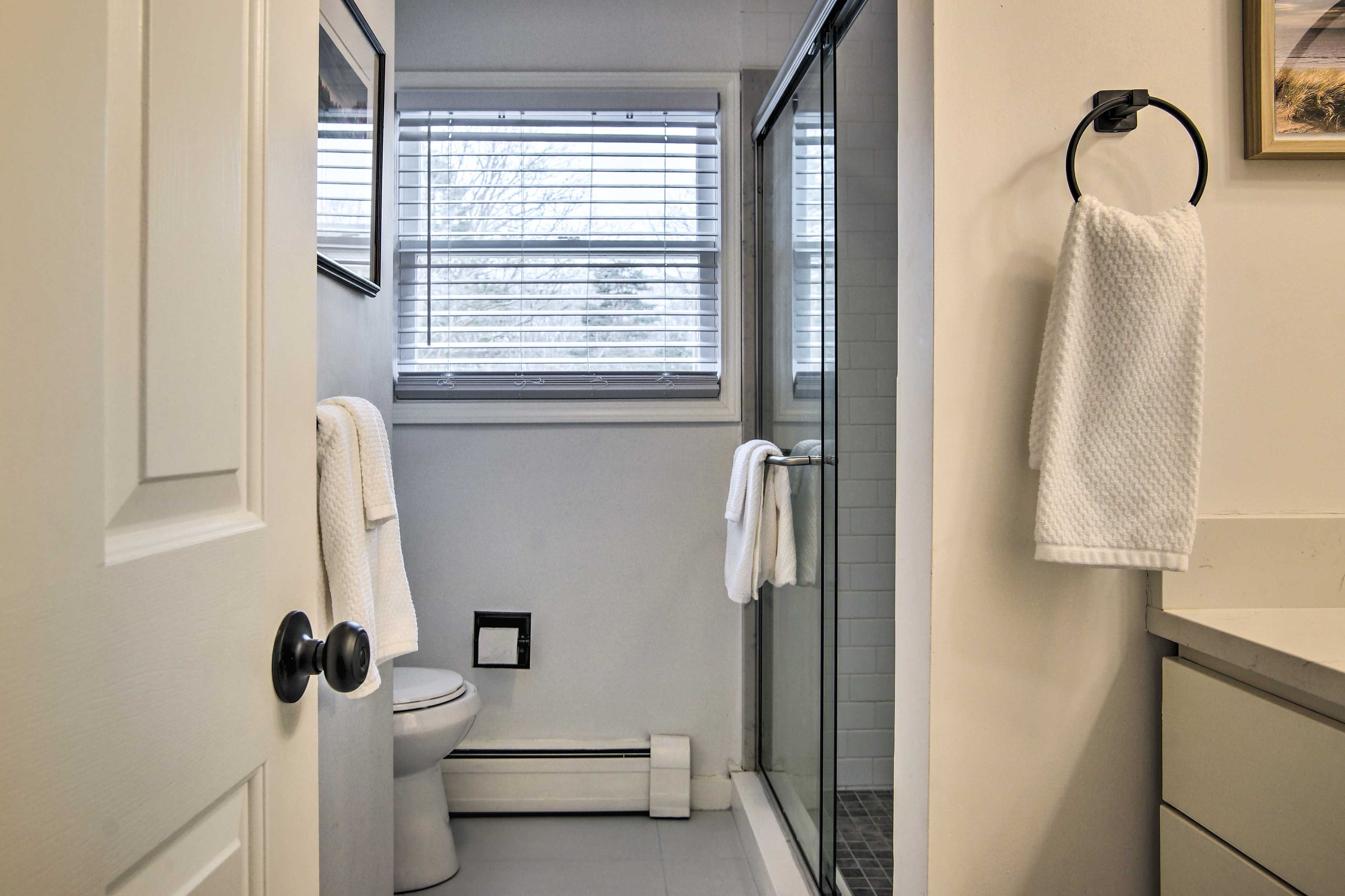 Full Bathroom | Towels Provided | Complimentary Toiletries