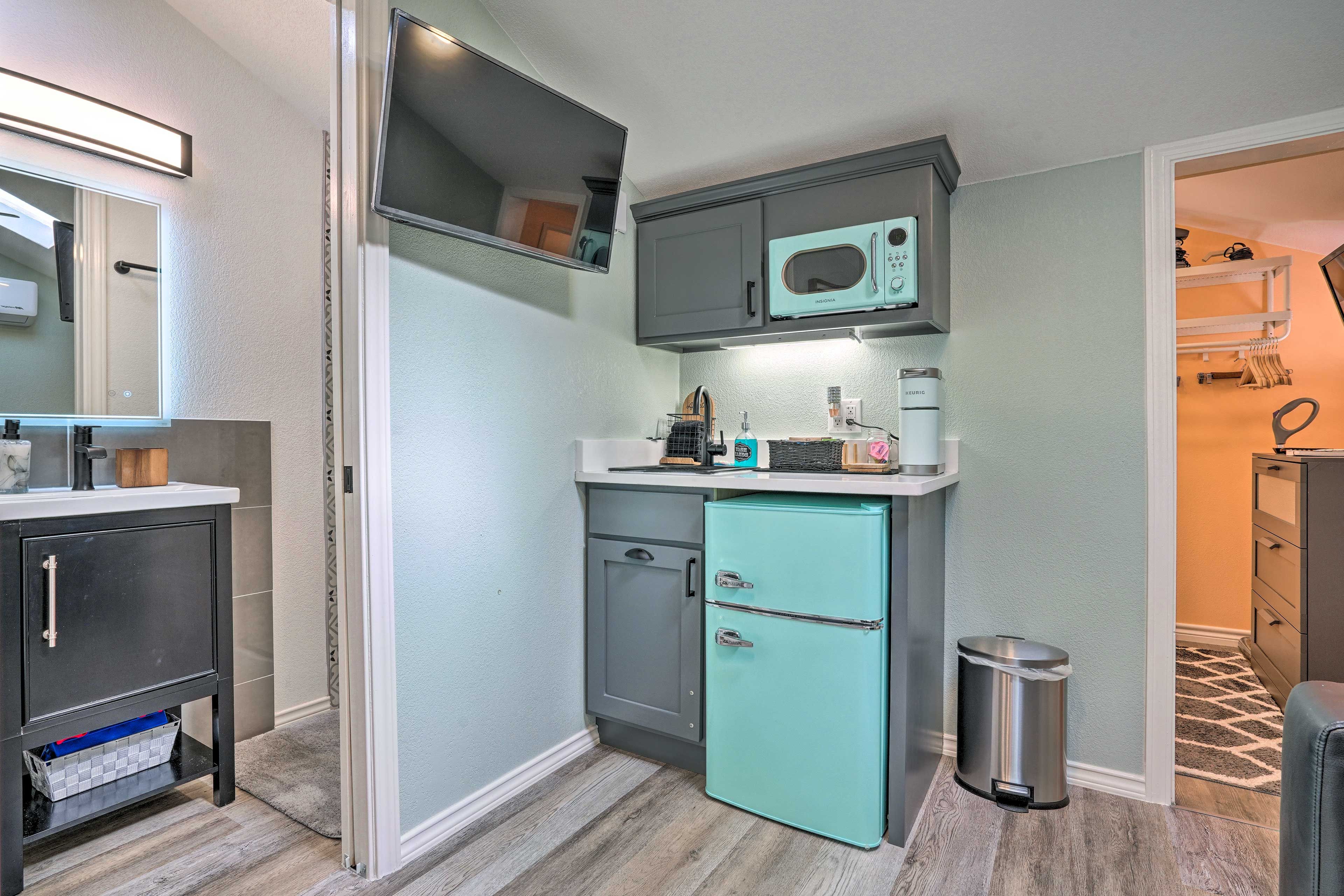 Kitchenette | Hot Plate | Mini Fridge | Keurig Coffee Maker