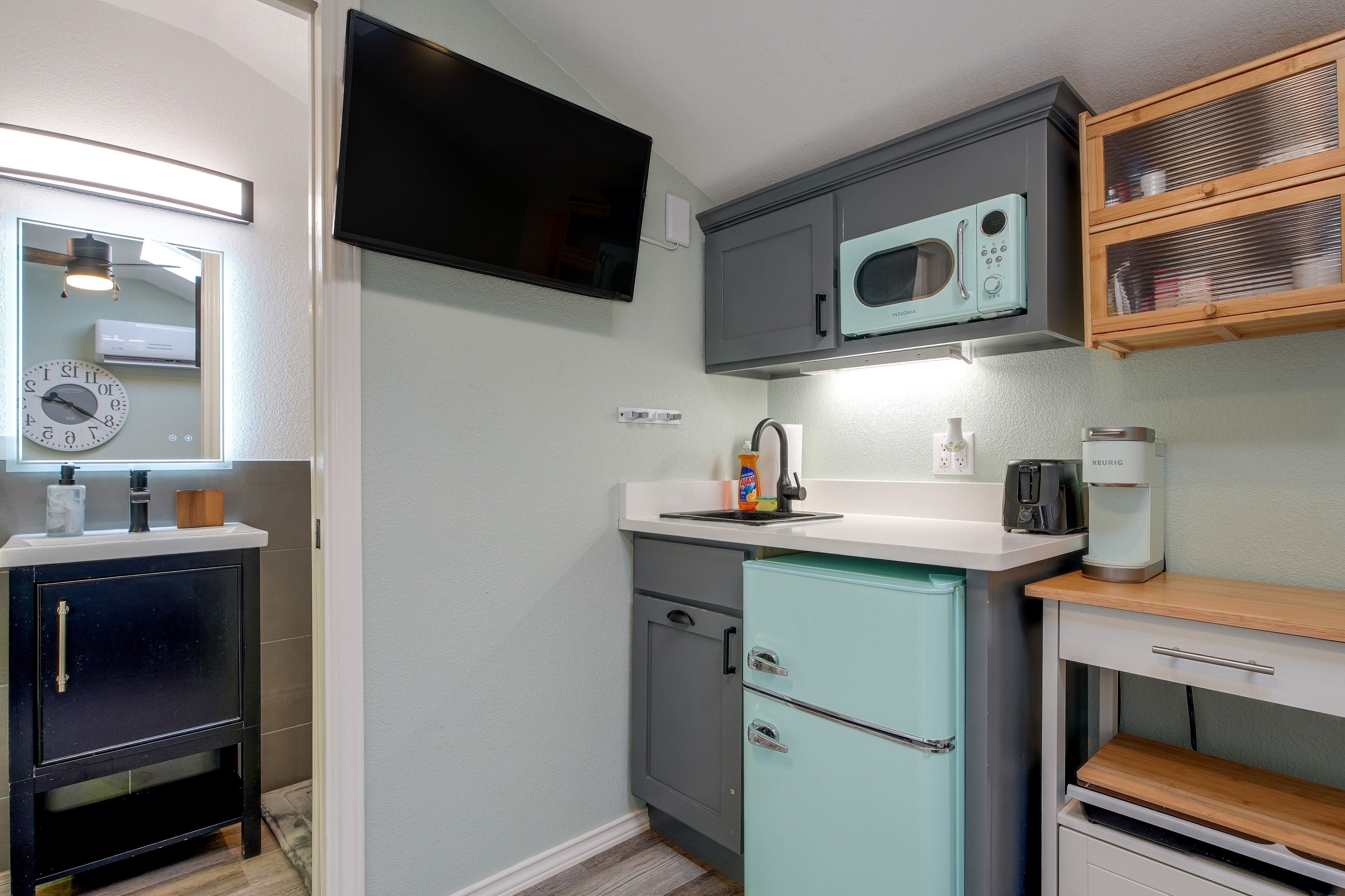 Kitchenette | Hot Plate | Mini Fridge | Keurig Coffee Maker