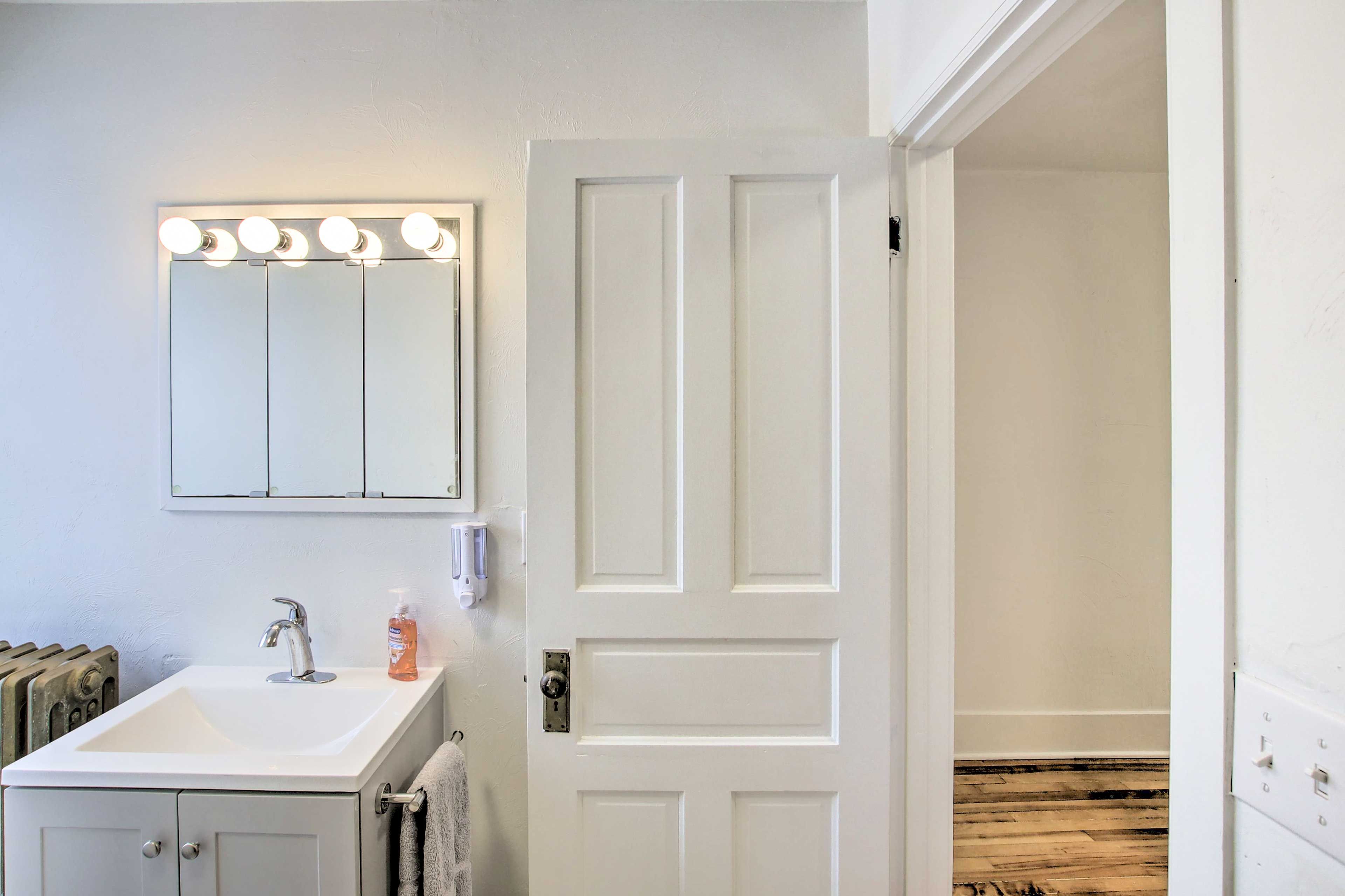 Full Bathroom | Complimentary Toiletries | 2nd Floor