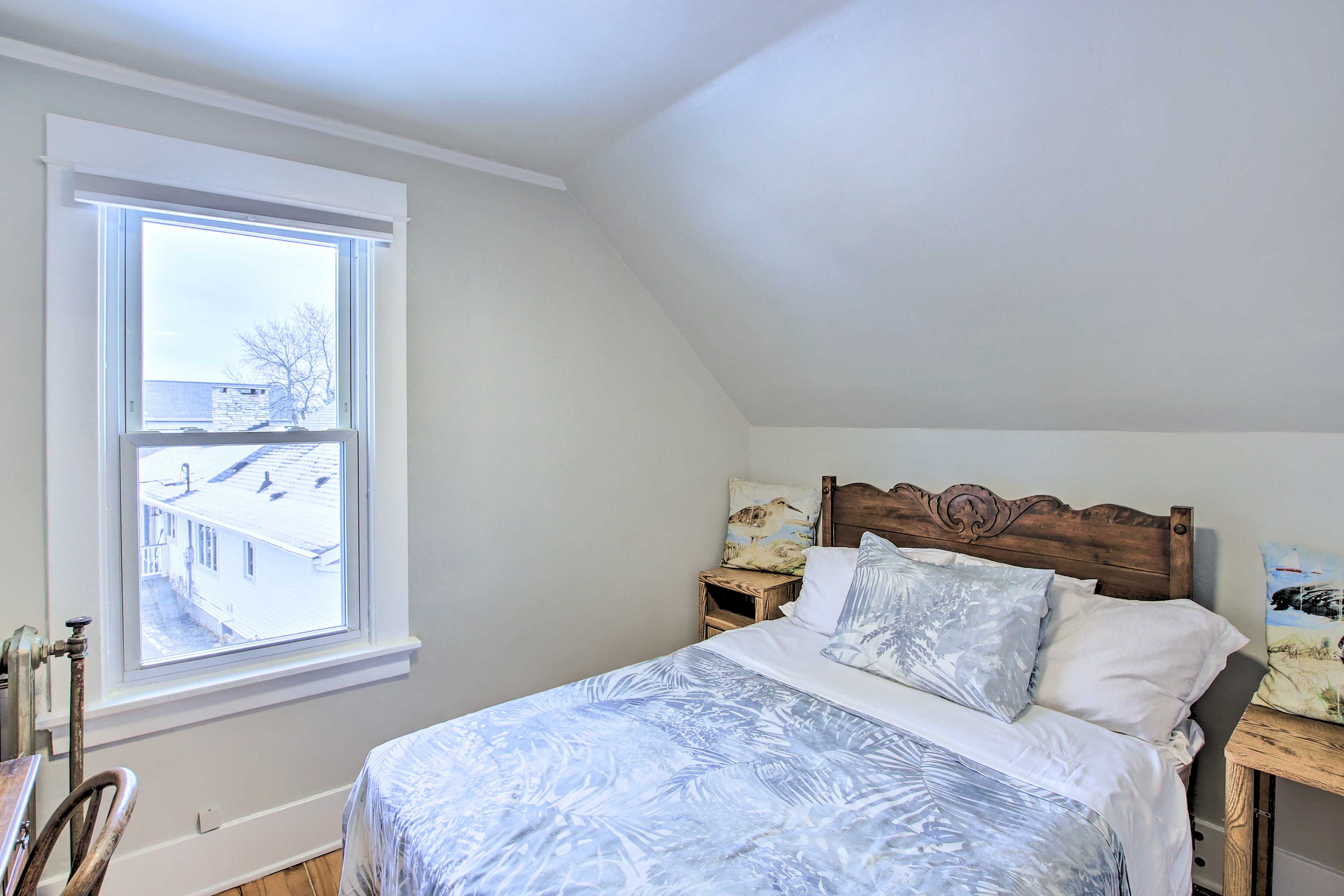 Bedroom 4 | Full Bed | Laptop Workspace | 2nd Floor