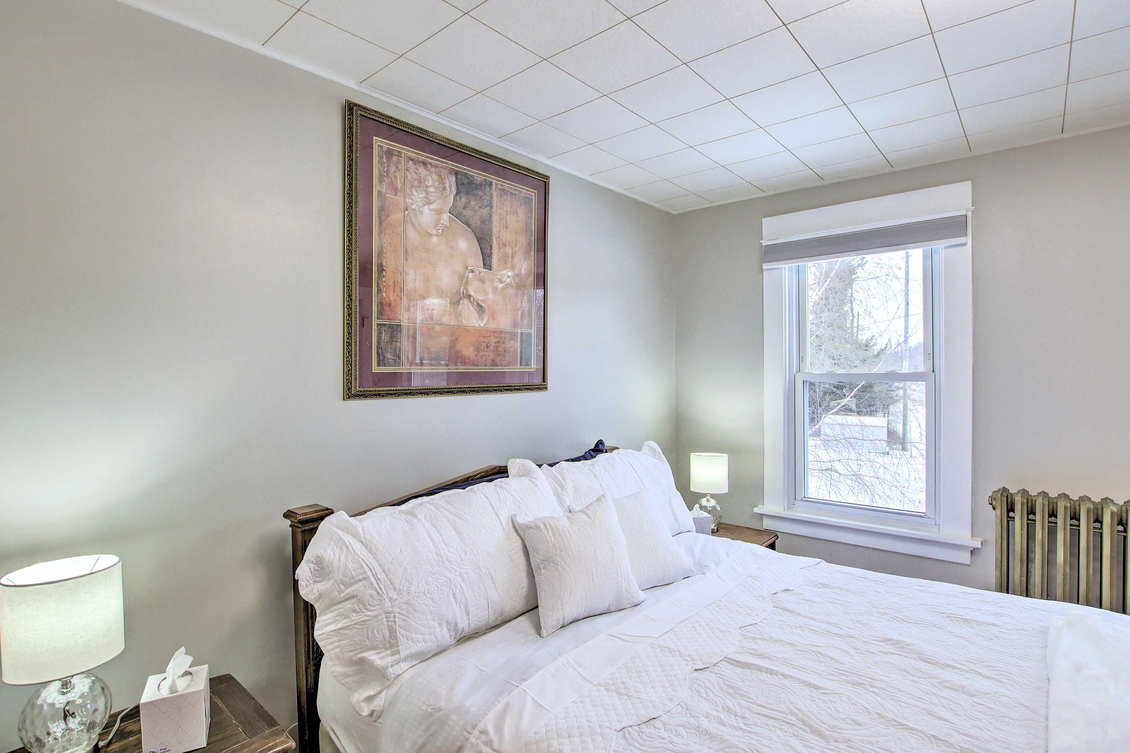 Bedroom 2 | Queen Bed | Laptop Workspace | 2nd Floor
