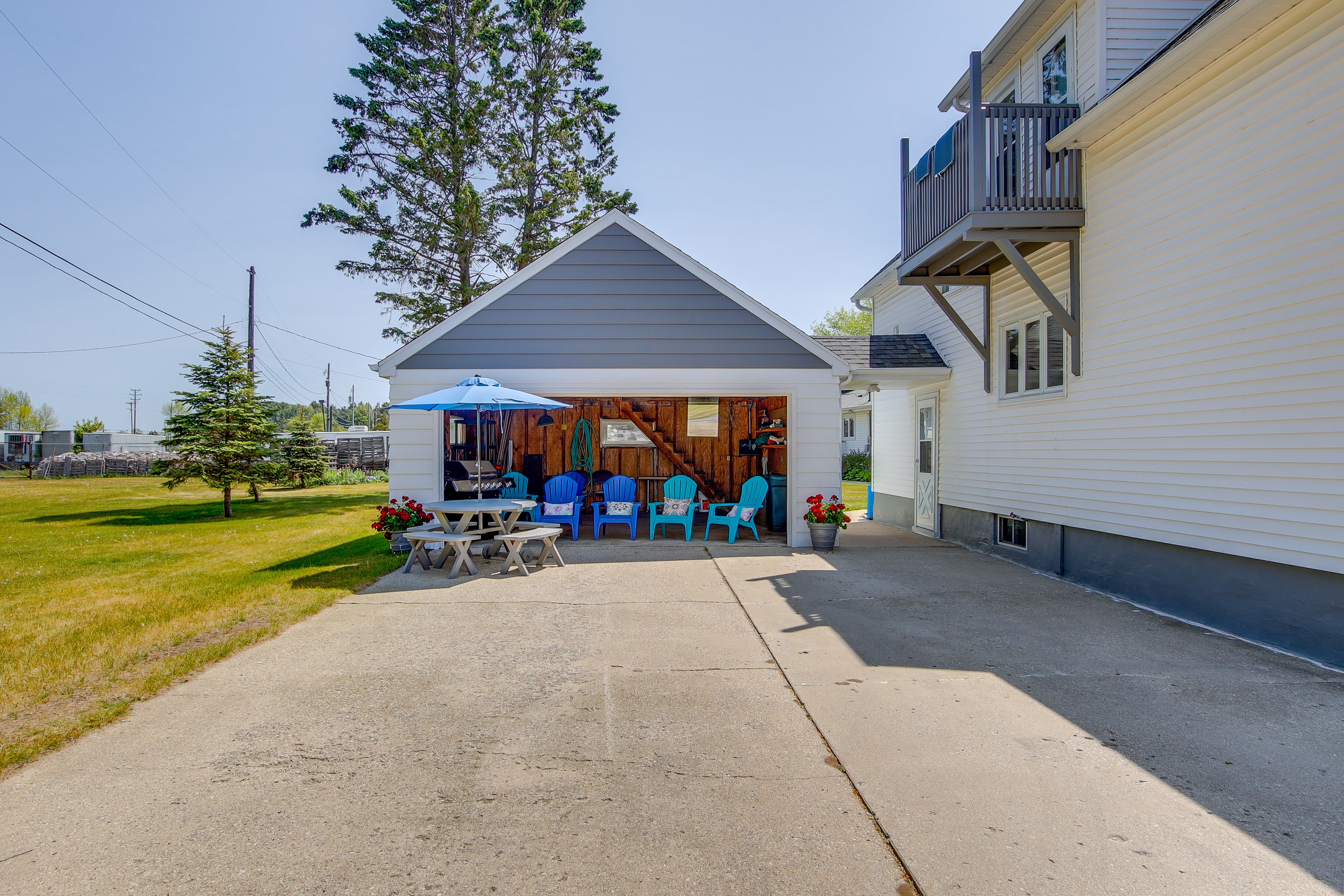 Parking | Garage (2 Vehicles) | Driveway (4 Vehicles) | 1 Boat Trailer Allowed