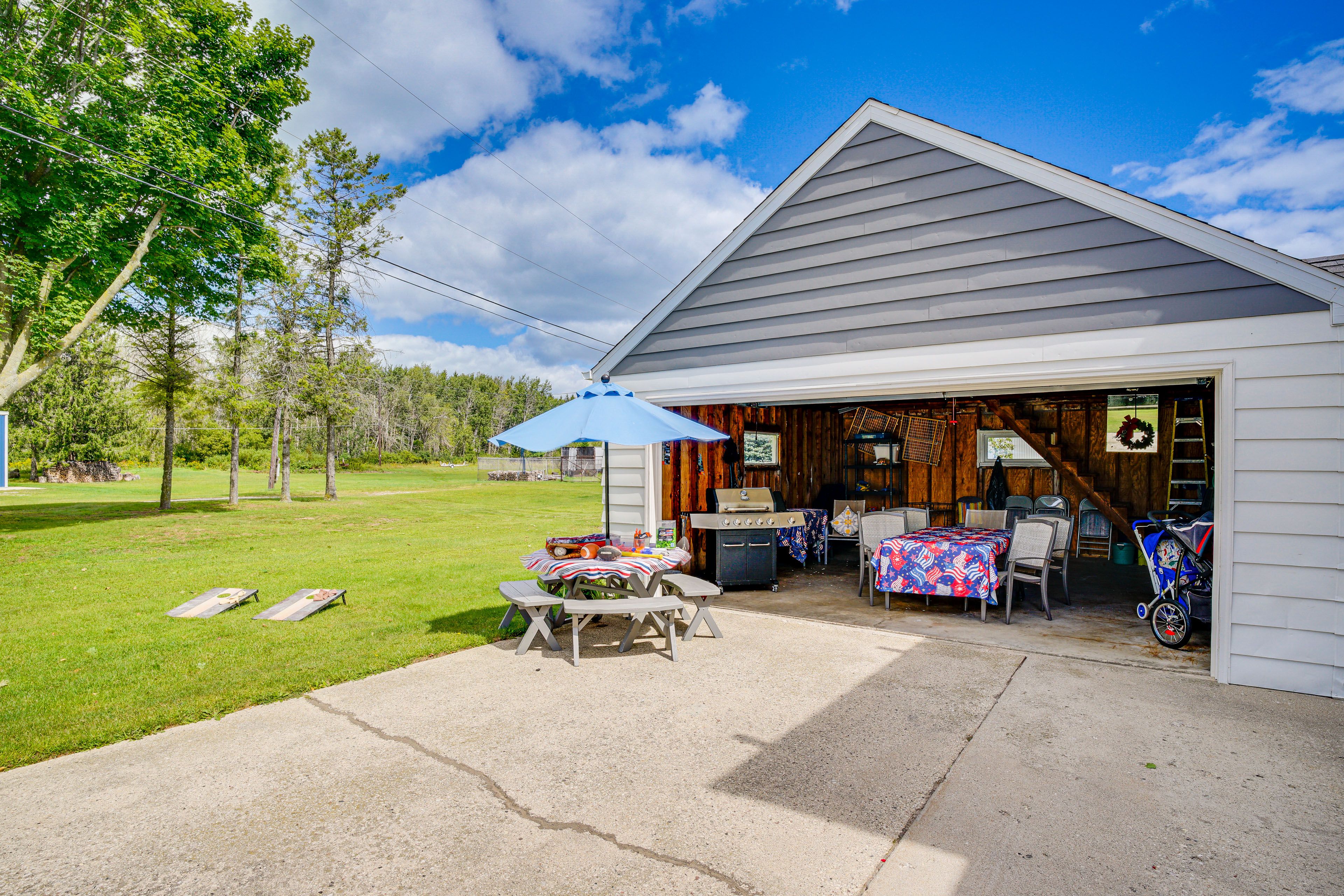 Exterior | Garage Rec Room | Outdoor Dining | Gas Grill | Cornhole