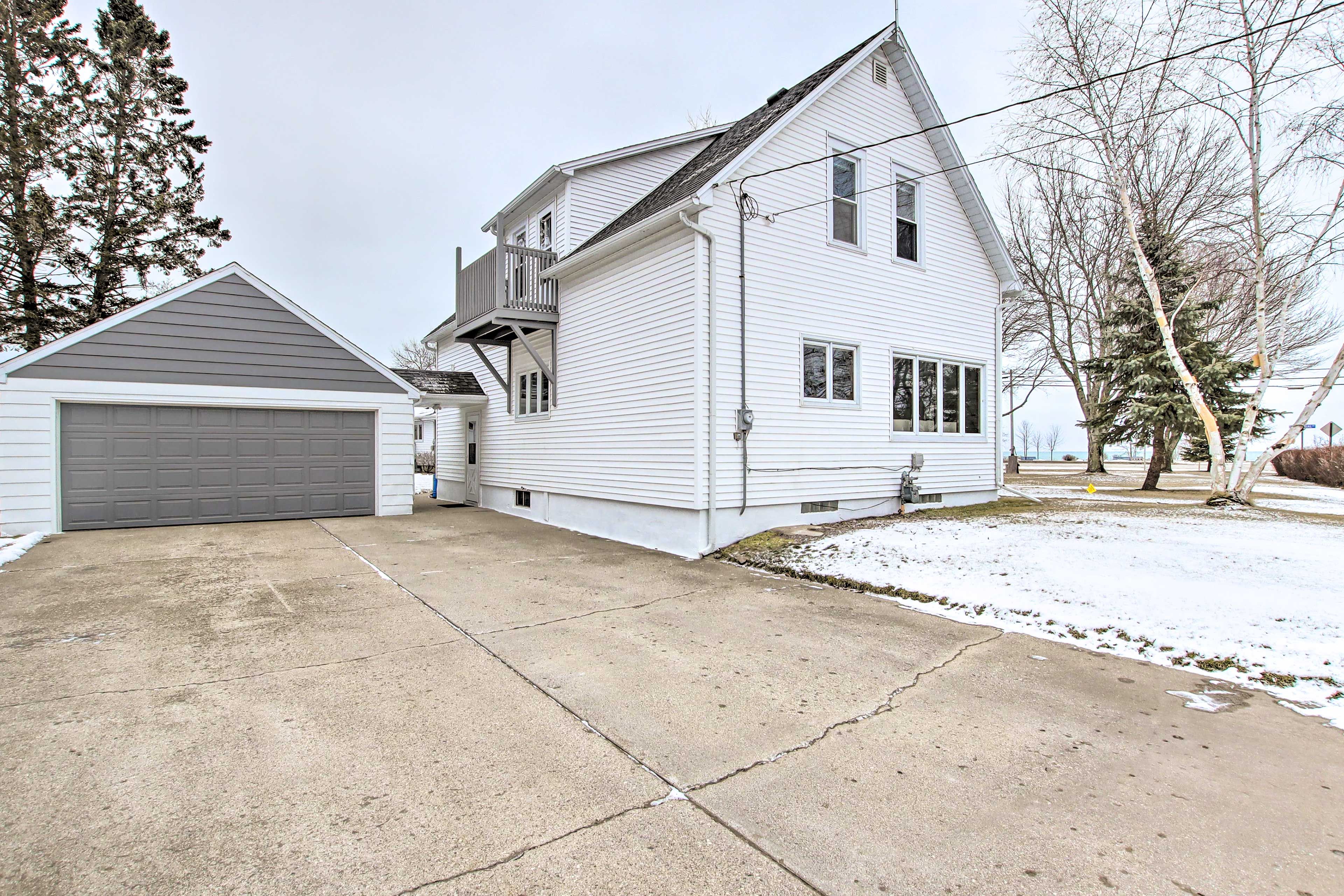 Parking | Driveway (4 Vehicles) | 1 Boat Trailer Allowed