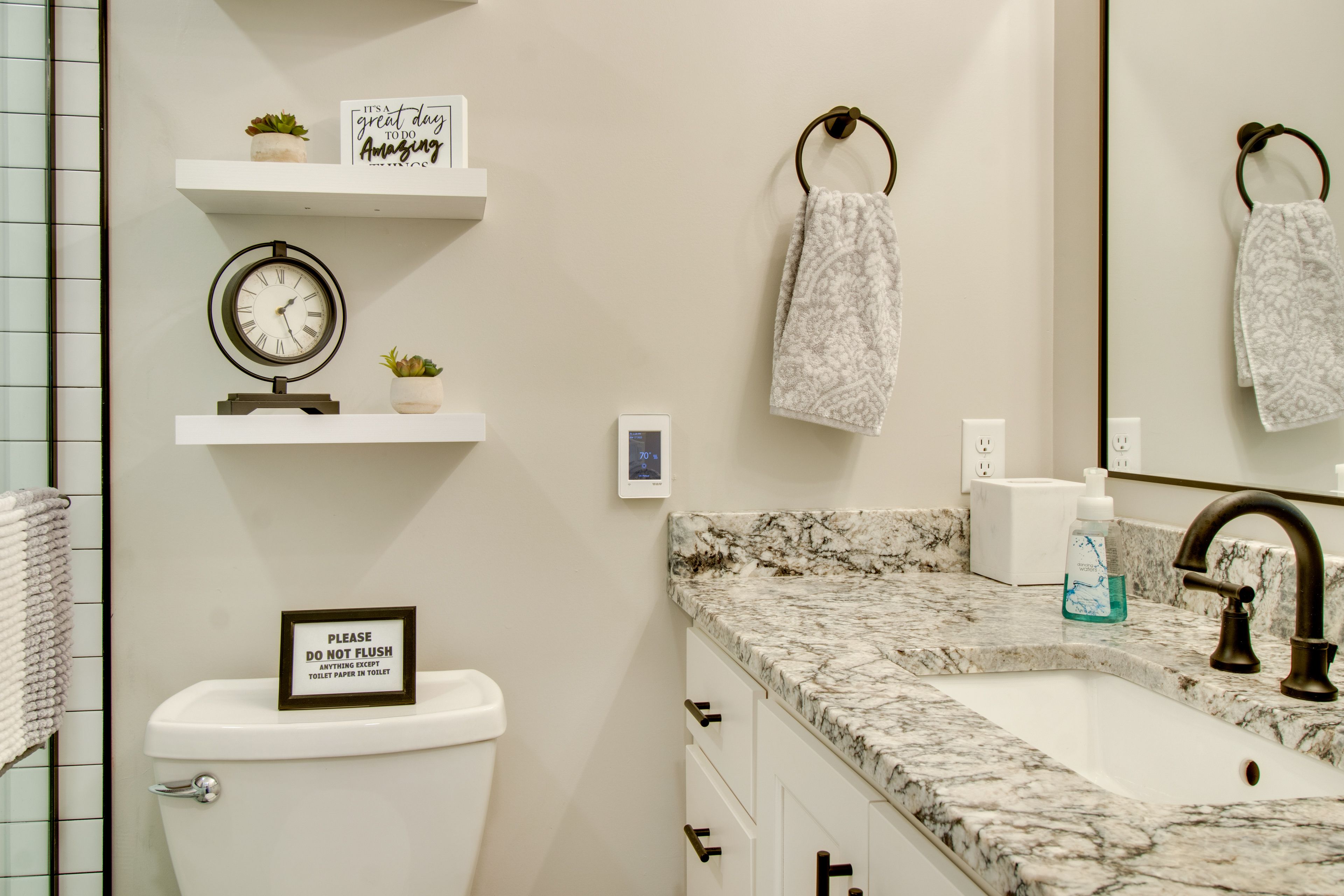 Full Bathroom | Main Floor | Towels Provided