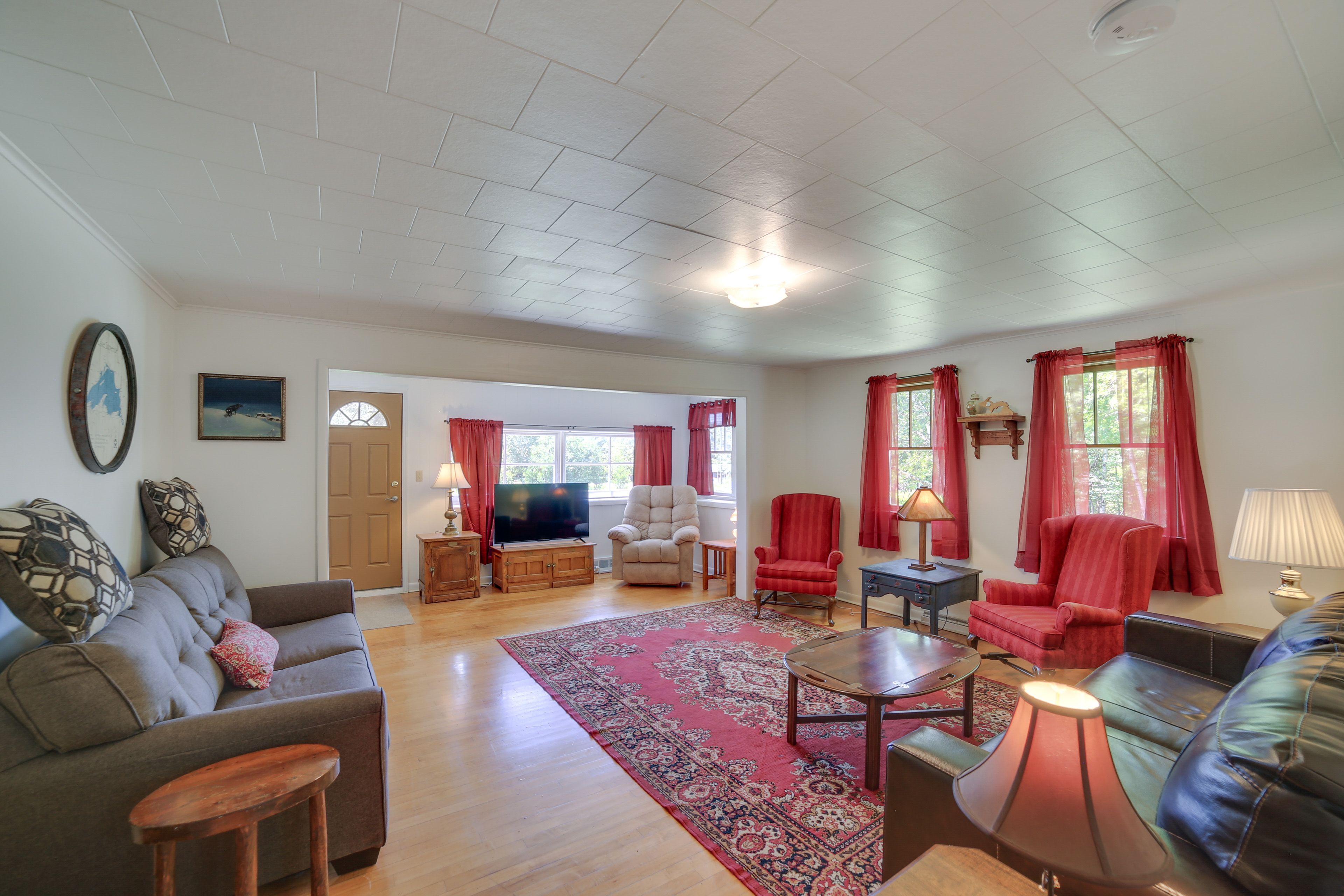 Living Room | Full Sleeper Sofa | Queen Sleeper Sofa | Free WiFi | Smart TV