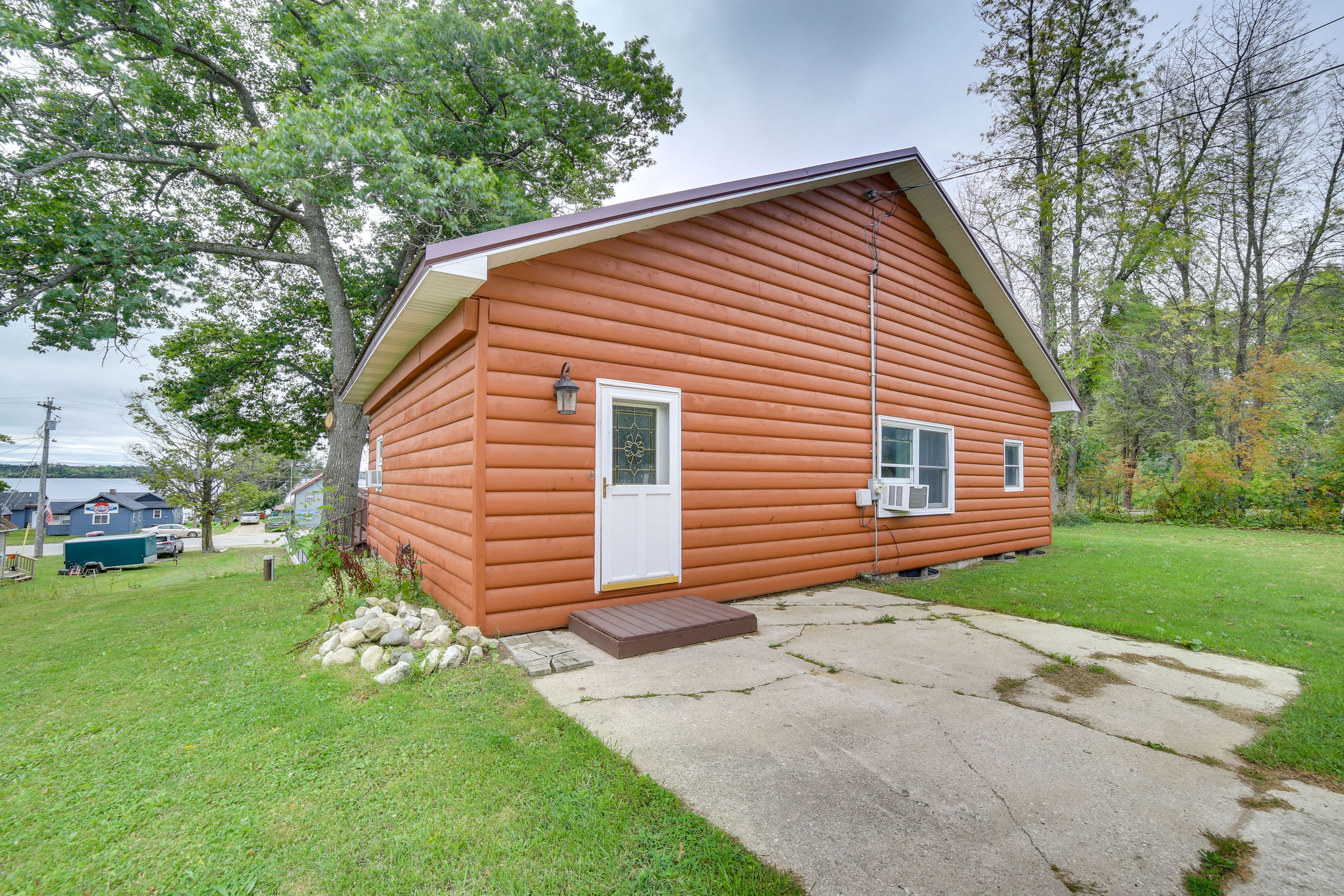 Parking | Driveway (4 Vehicles) | RV & Trailer Parking Allowed On-Site