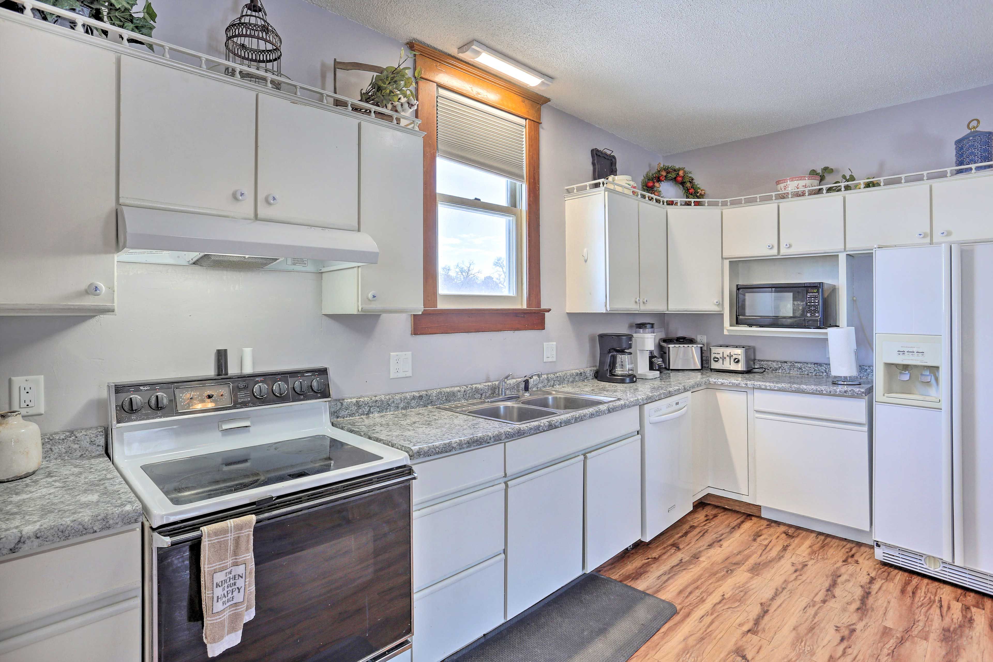 Kitchen | Blender | Drip & Keurig Coffee Makers | Microwave | Toaster