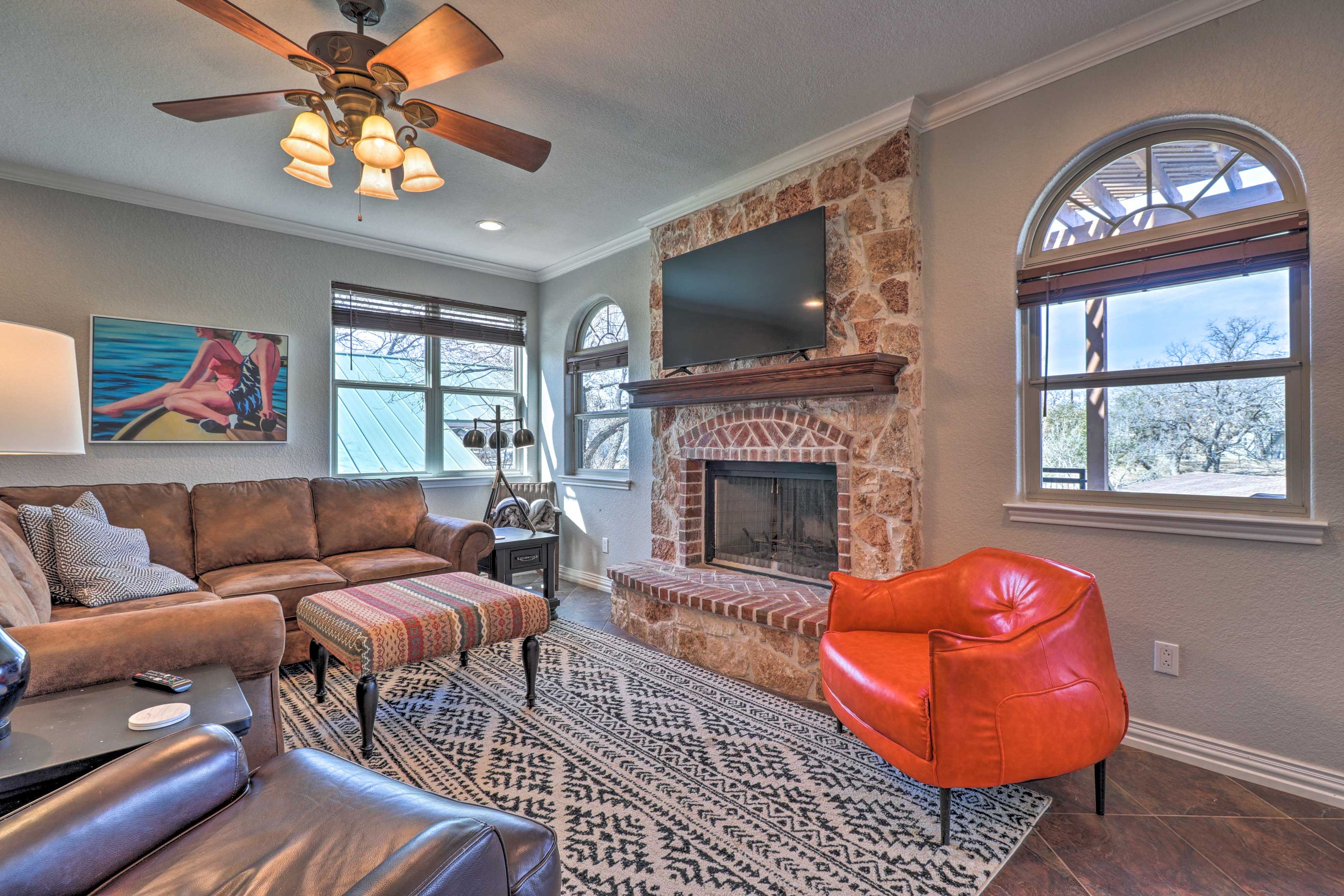 Living Room | Smart TV | WiFi | Fireplace | Central A/C