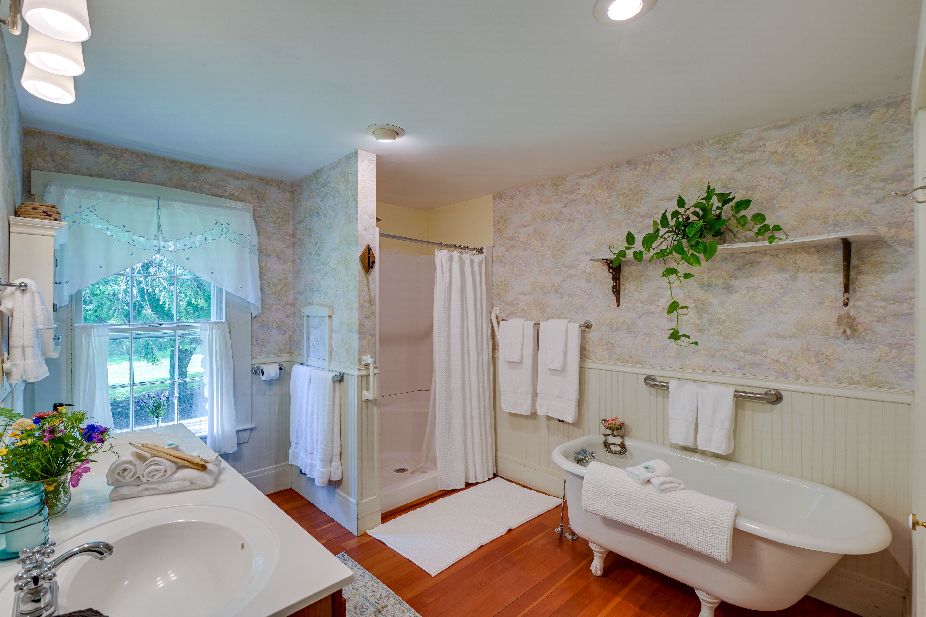 Full Bathroom | 1st Floor | Separate Shower & Tub