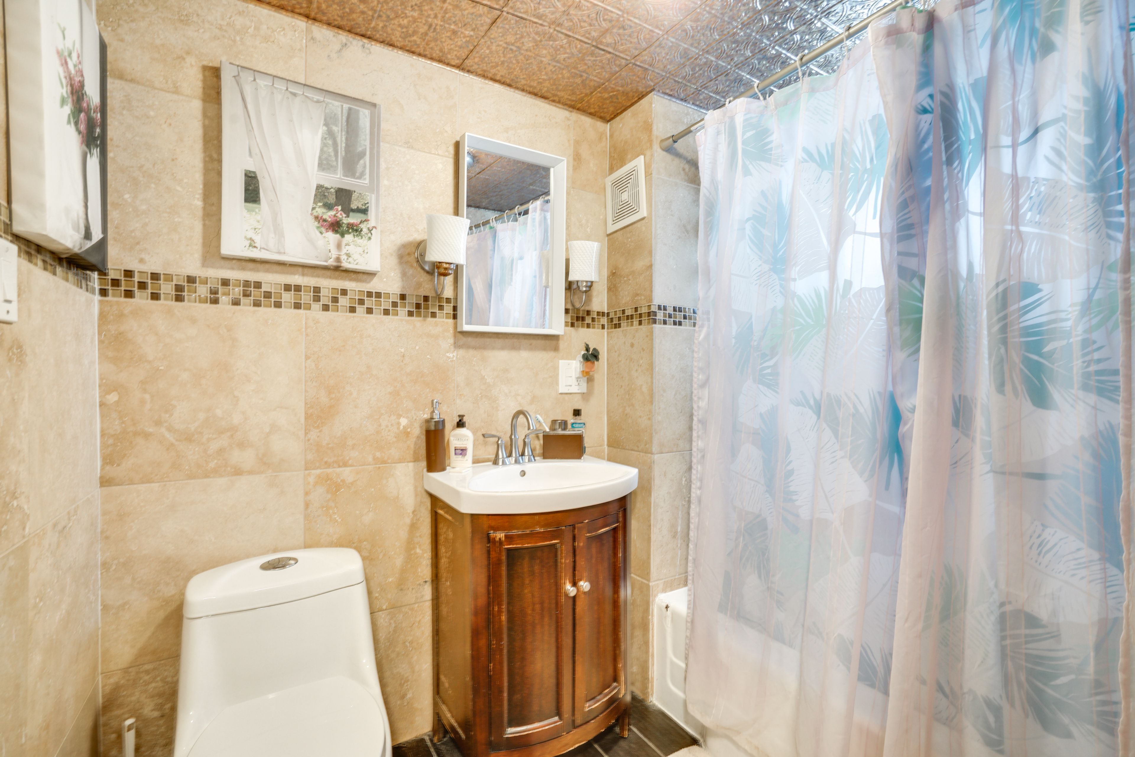 Full Bathroom | 1st Floor | Complimentary Toiletries