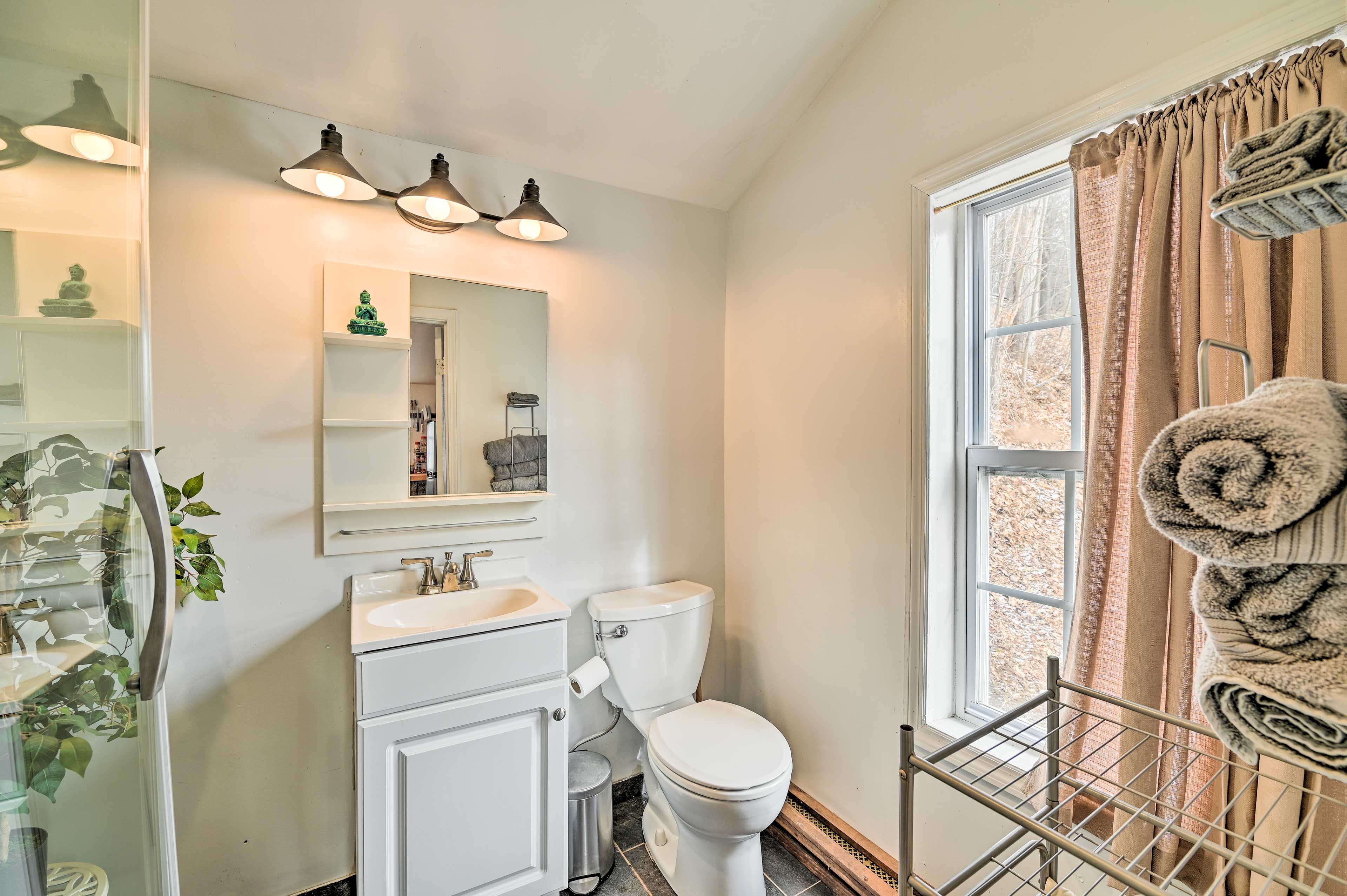 Full Bathroom | Complimentary Toiletries