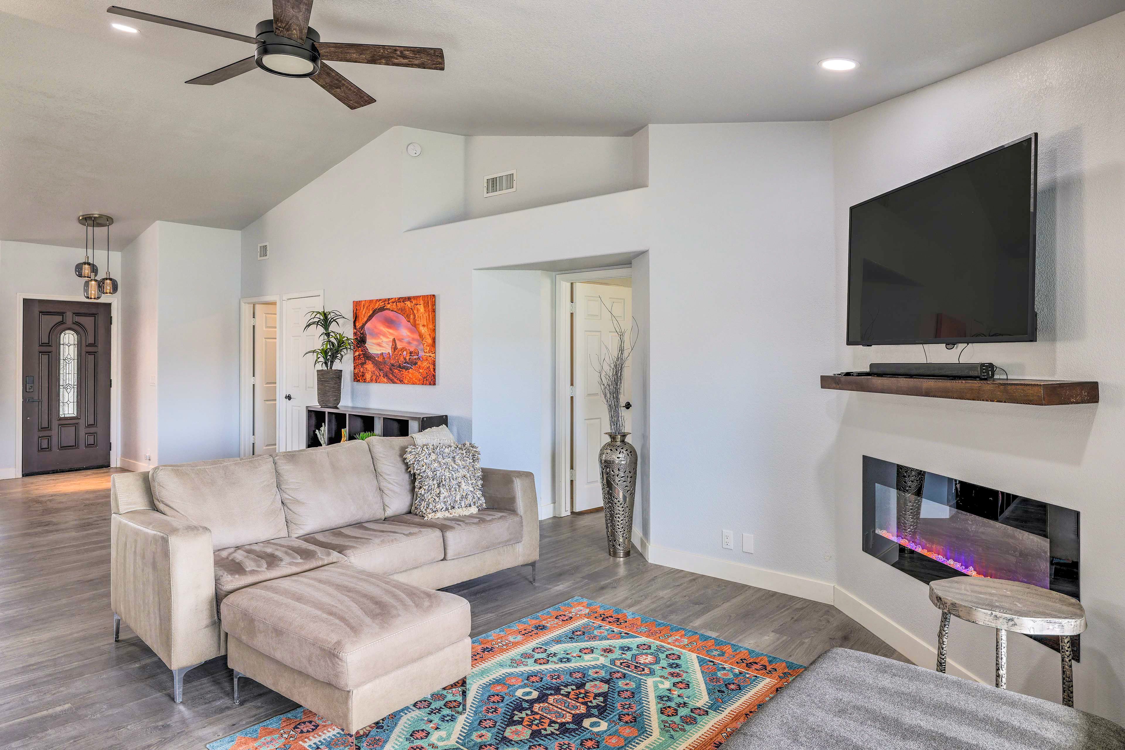 Living Room | Free WiFi | Smart TV | Electric Fireplace