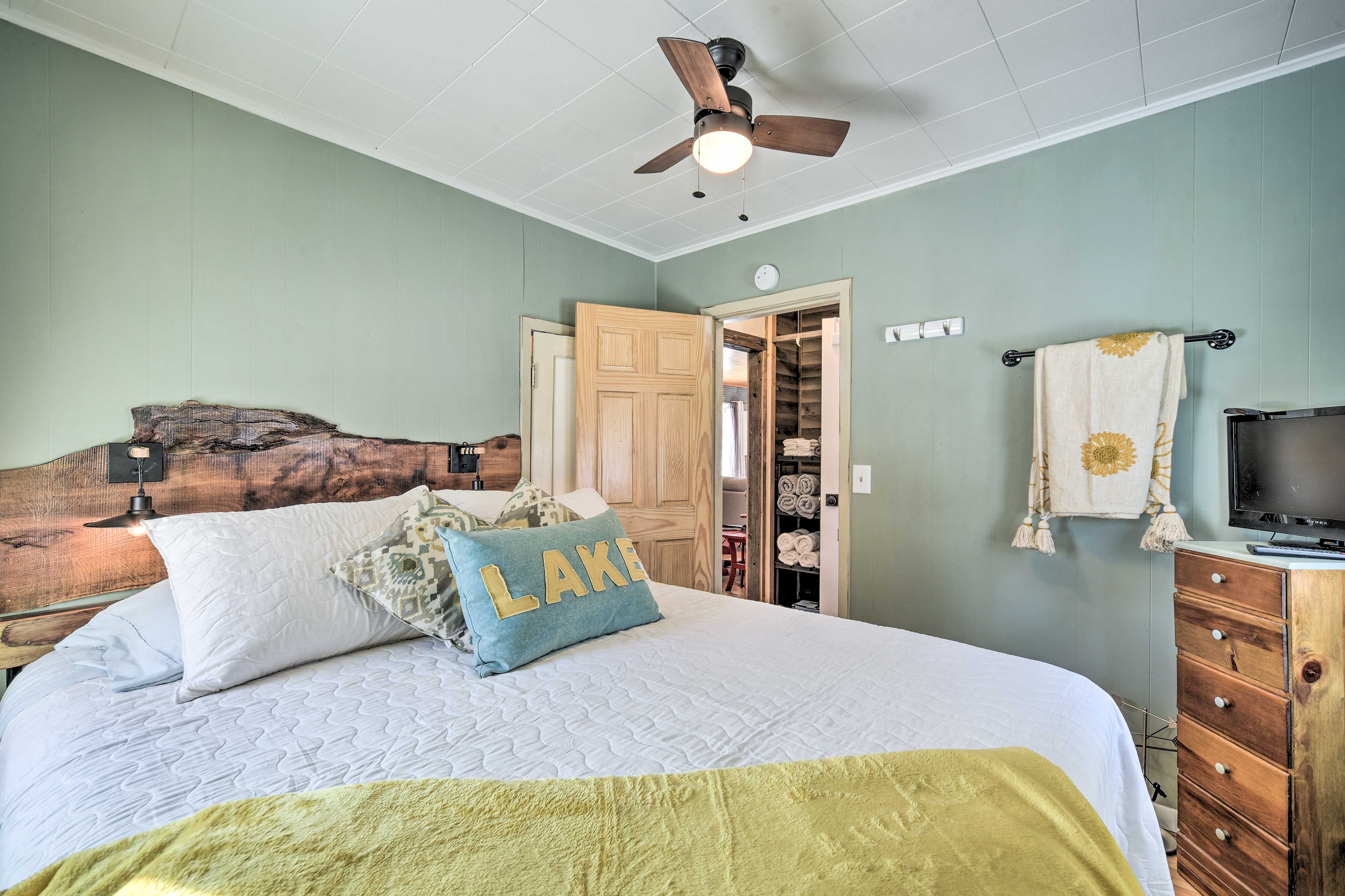 Bedroom 2 | Queen Bed