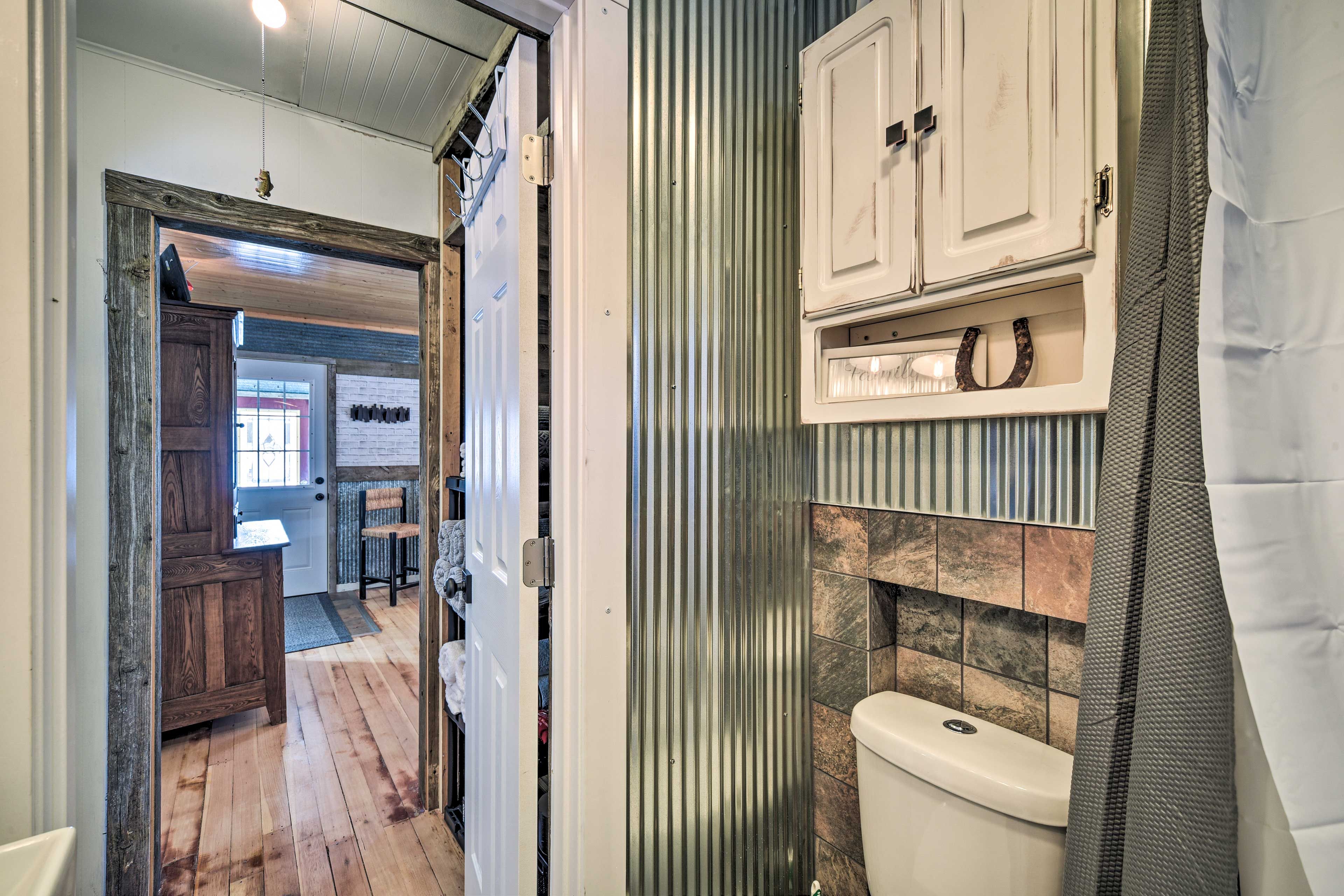 Full Bathroom | Towels Provided
