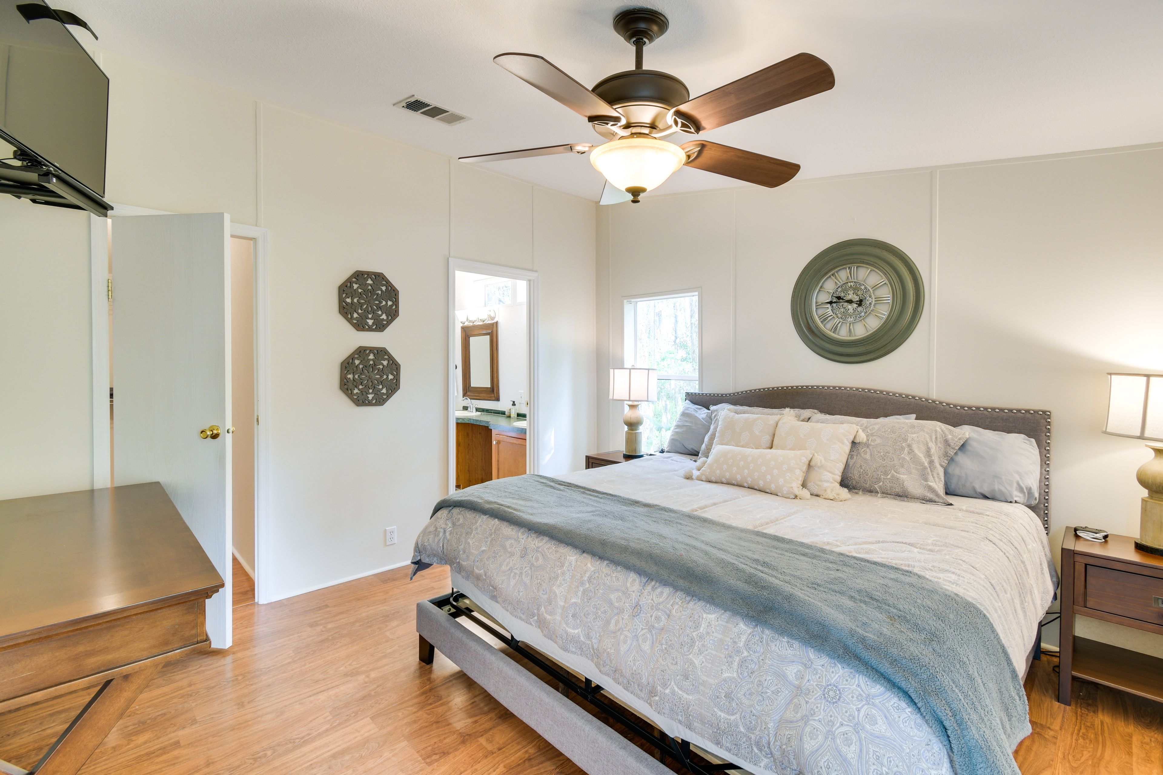 Bedroom 1 | King Bed | En-Suite Bathroom