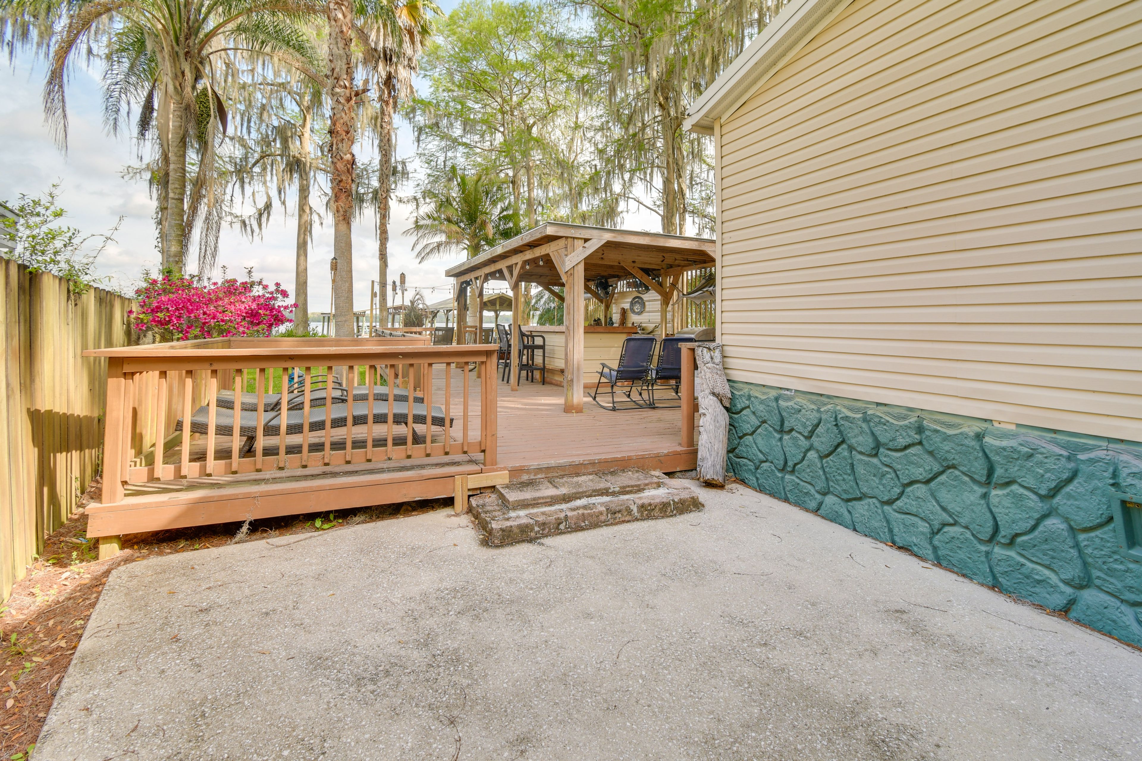 Deck | Outdoor Bar | Fire Pit | Gas Grill