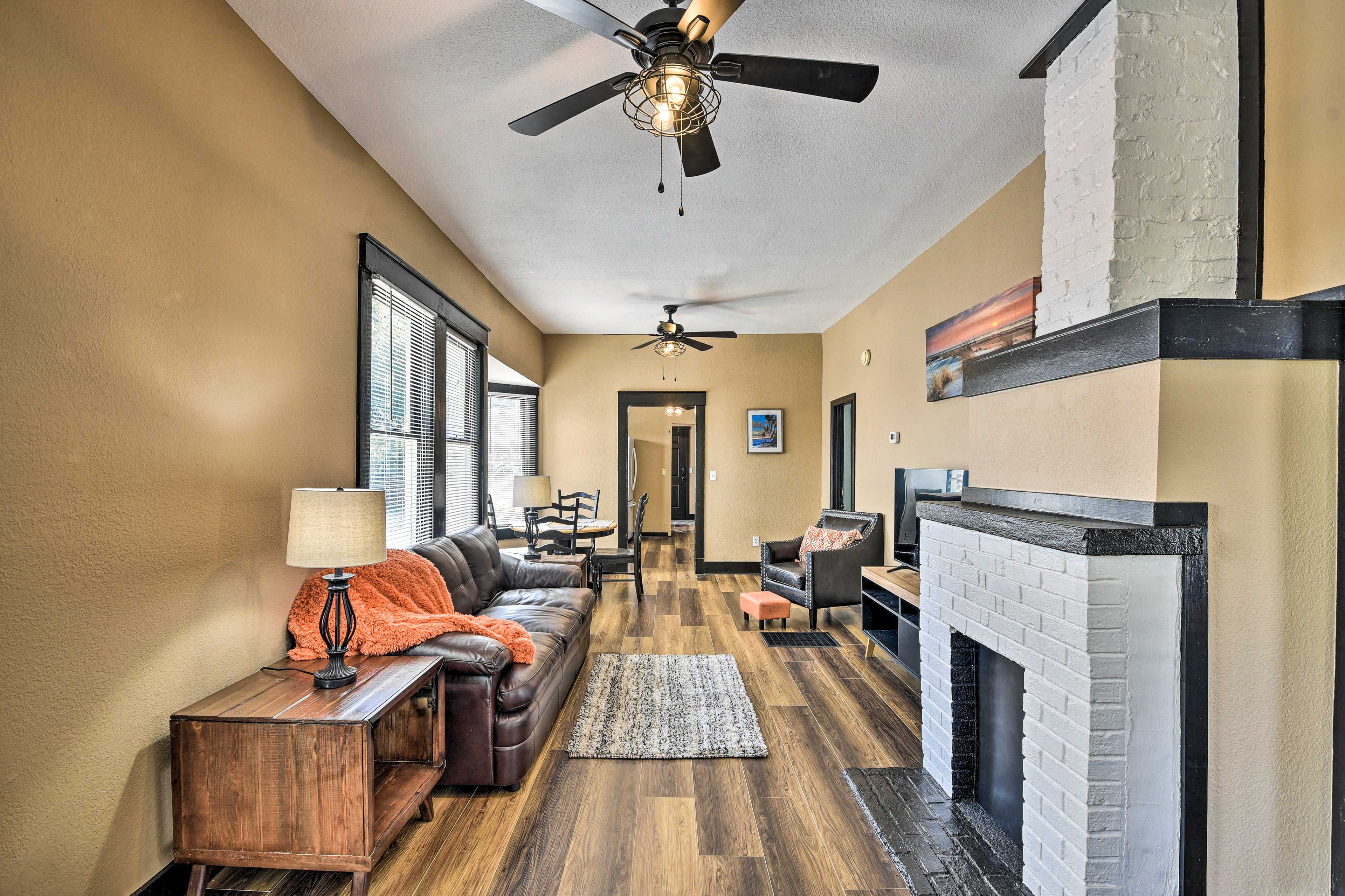 Living Room | Smart TV | Free WiFi | Central A/C & Heating