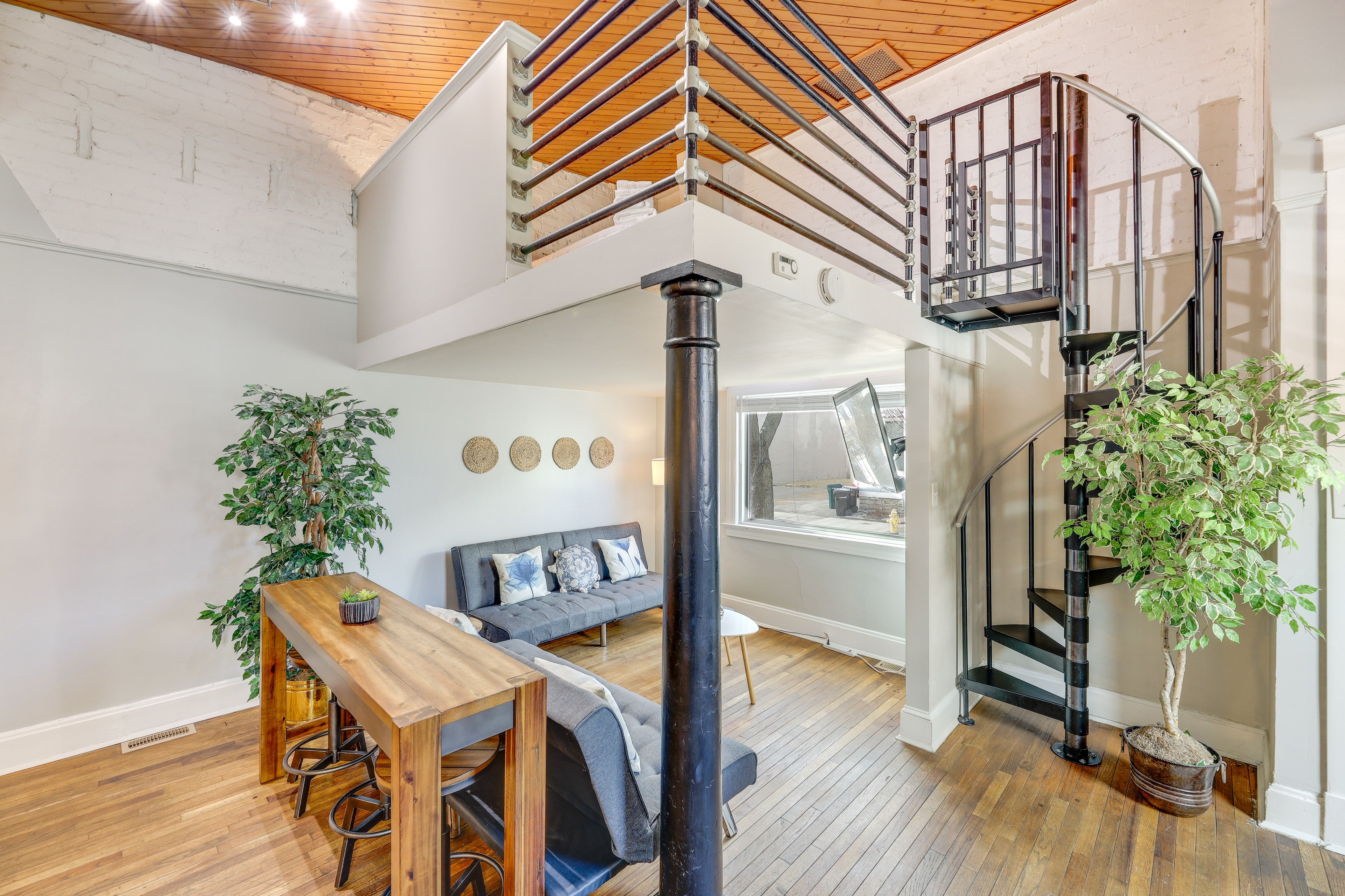 Cincinnati Vacation Rental | 1BR | 1.5BA | 680 Sq Ft | Stairs Required