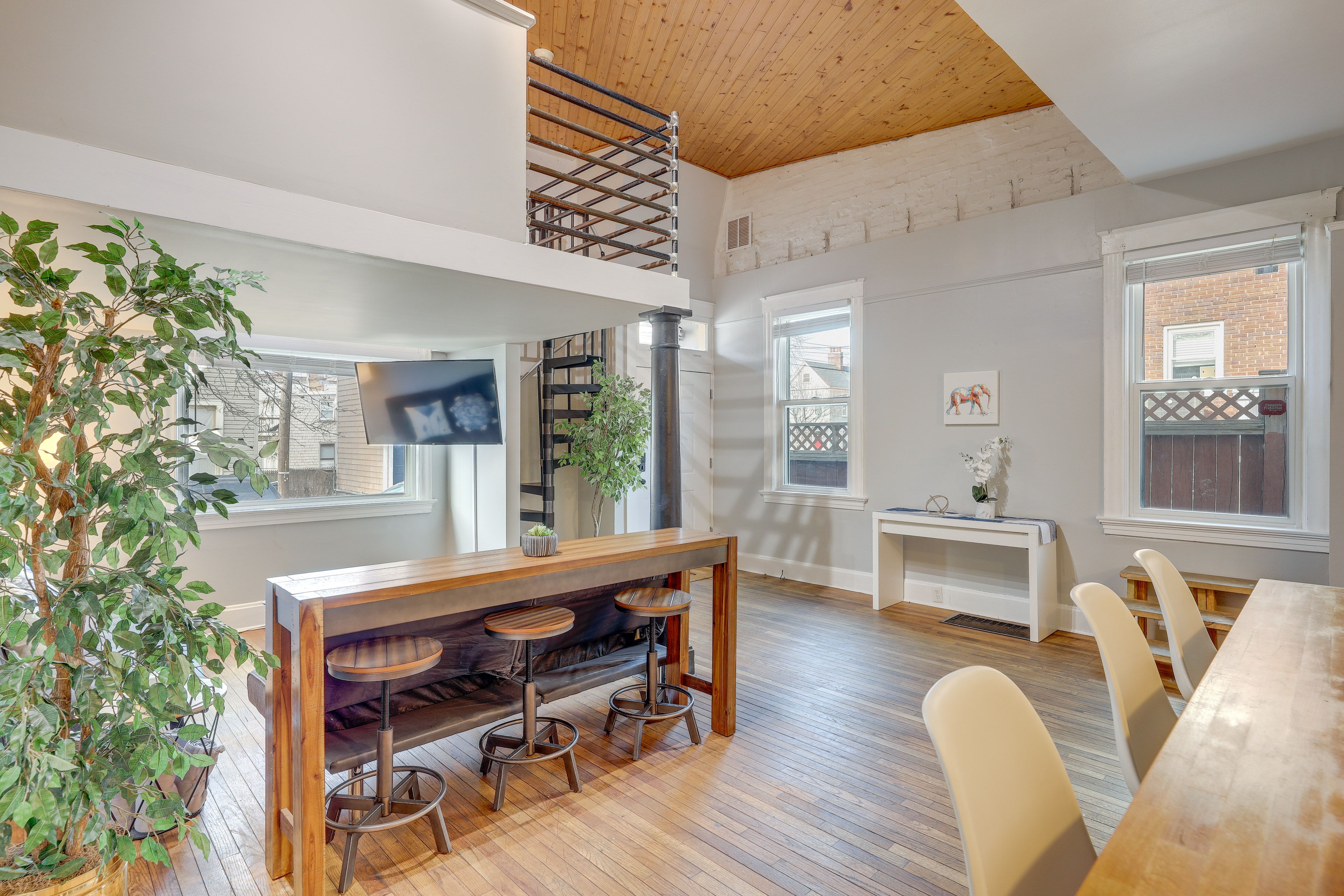 Dining Area | Dishware & Flatware Provided