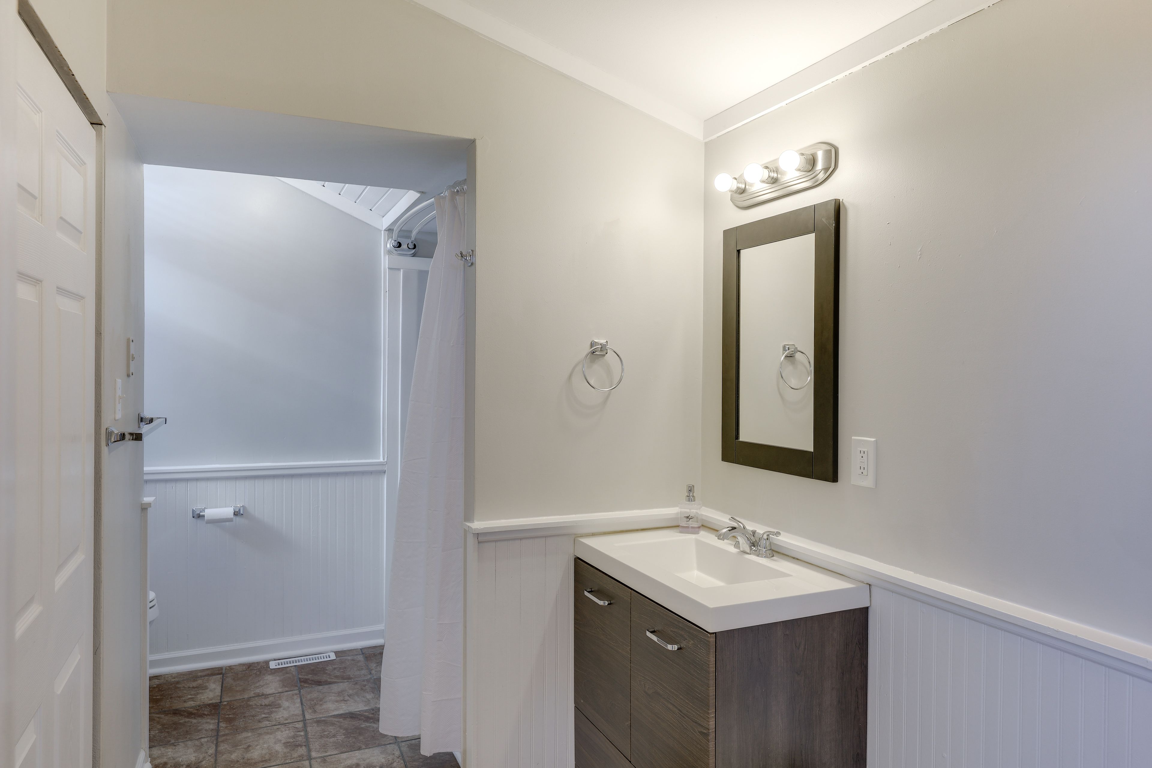 Full Bathroom | Complimentary Toiletries