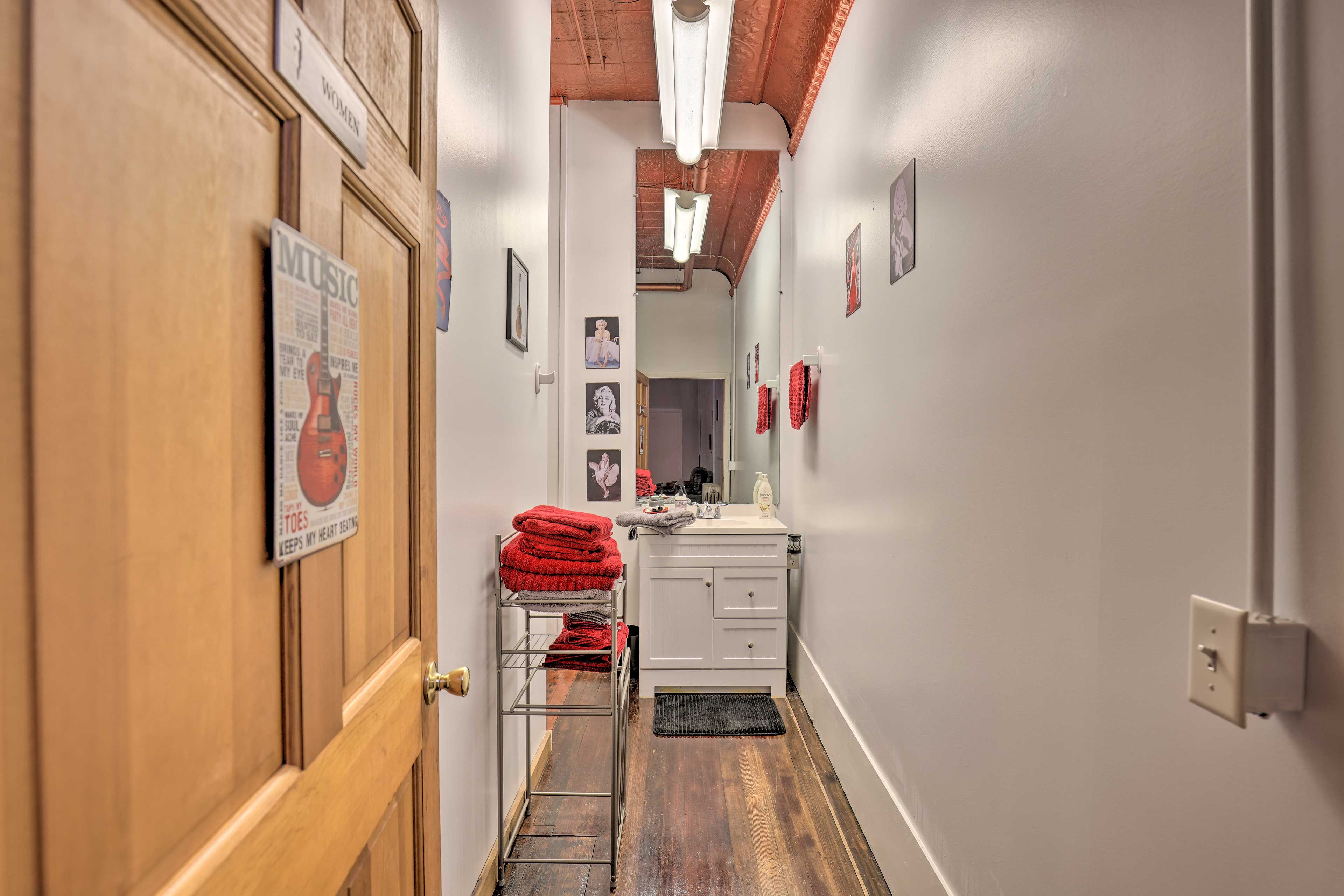Full Bathroom | Towels Provided | Complimentary Toiletries