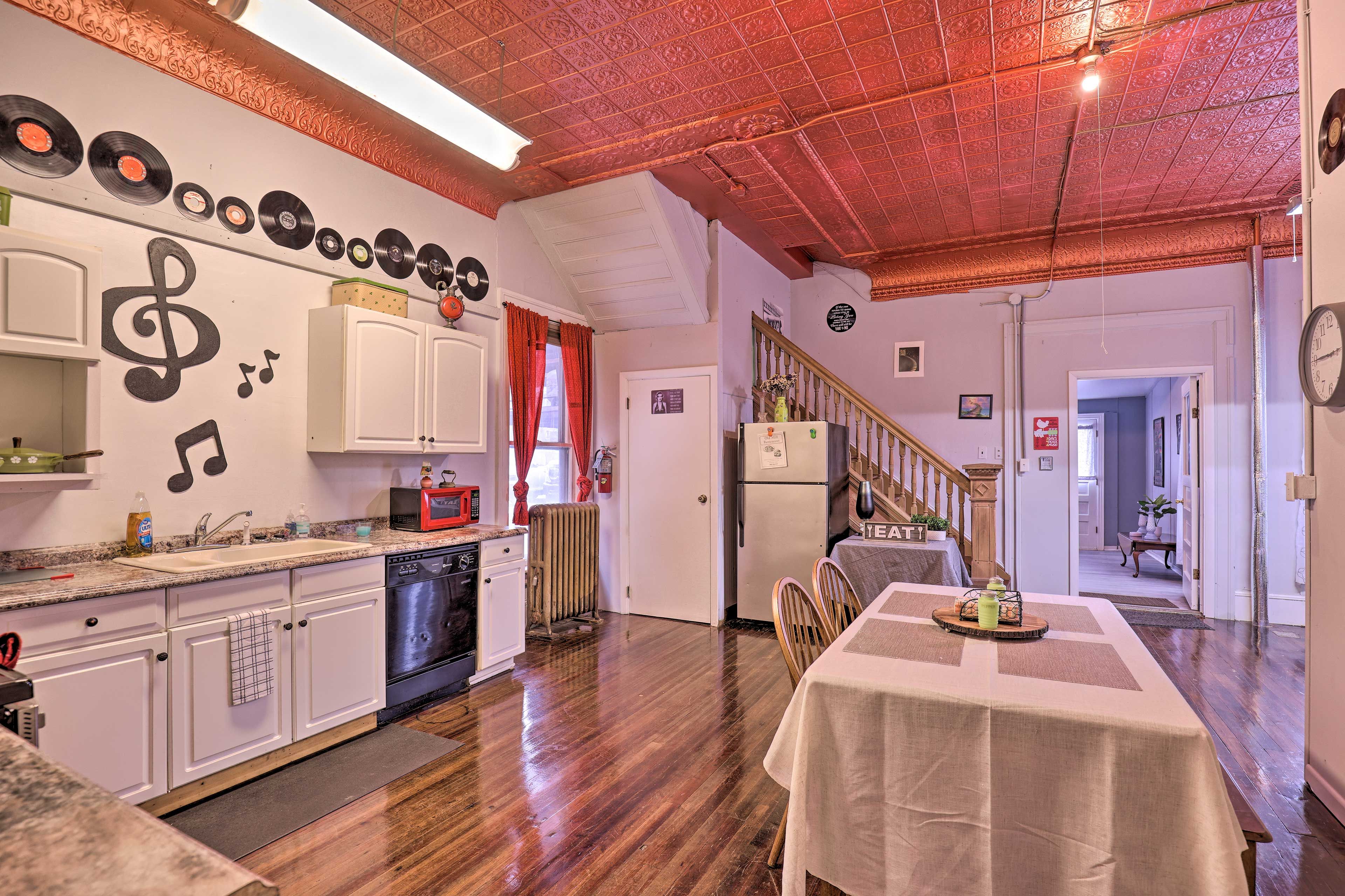 Dining Area | Dishware & Flatware Provided
