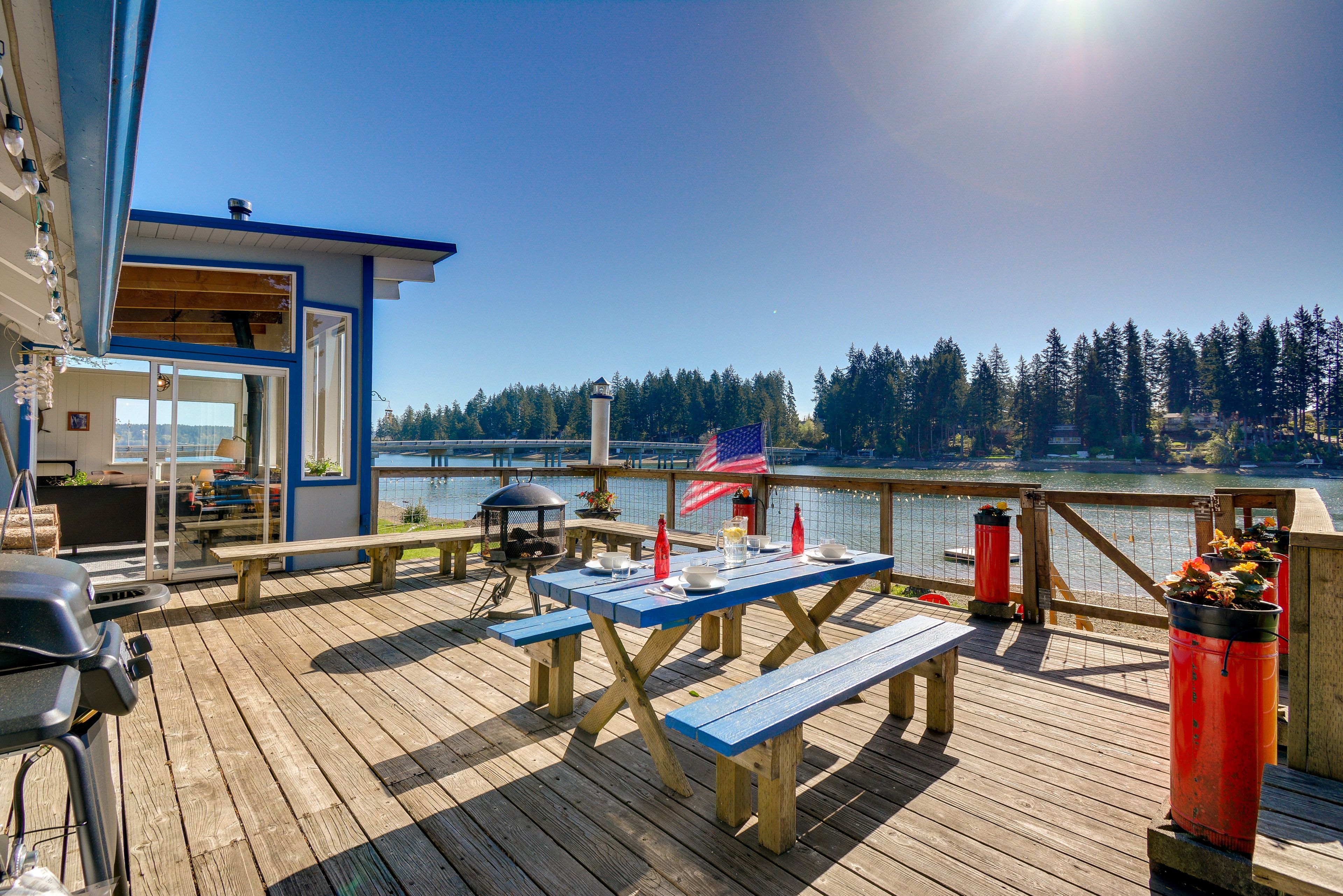 Allyn Vacation Rental | 3BR | 2.5BA | 1,750 Sq Ft | Stairs Required