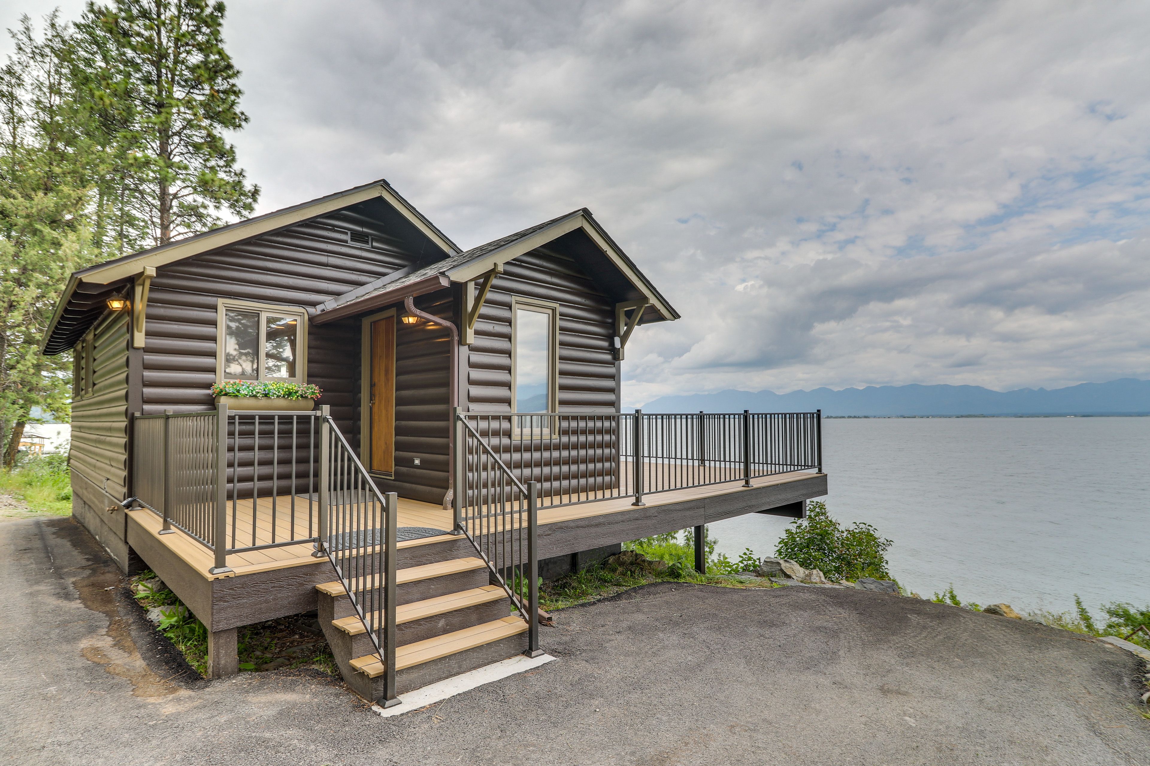 Cabin Exterior | Driveway Parking (1 Vehicle)