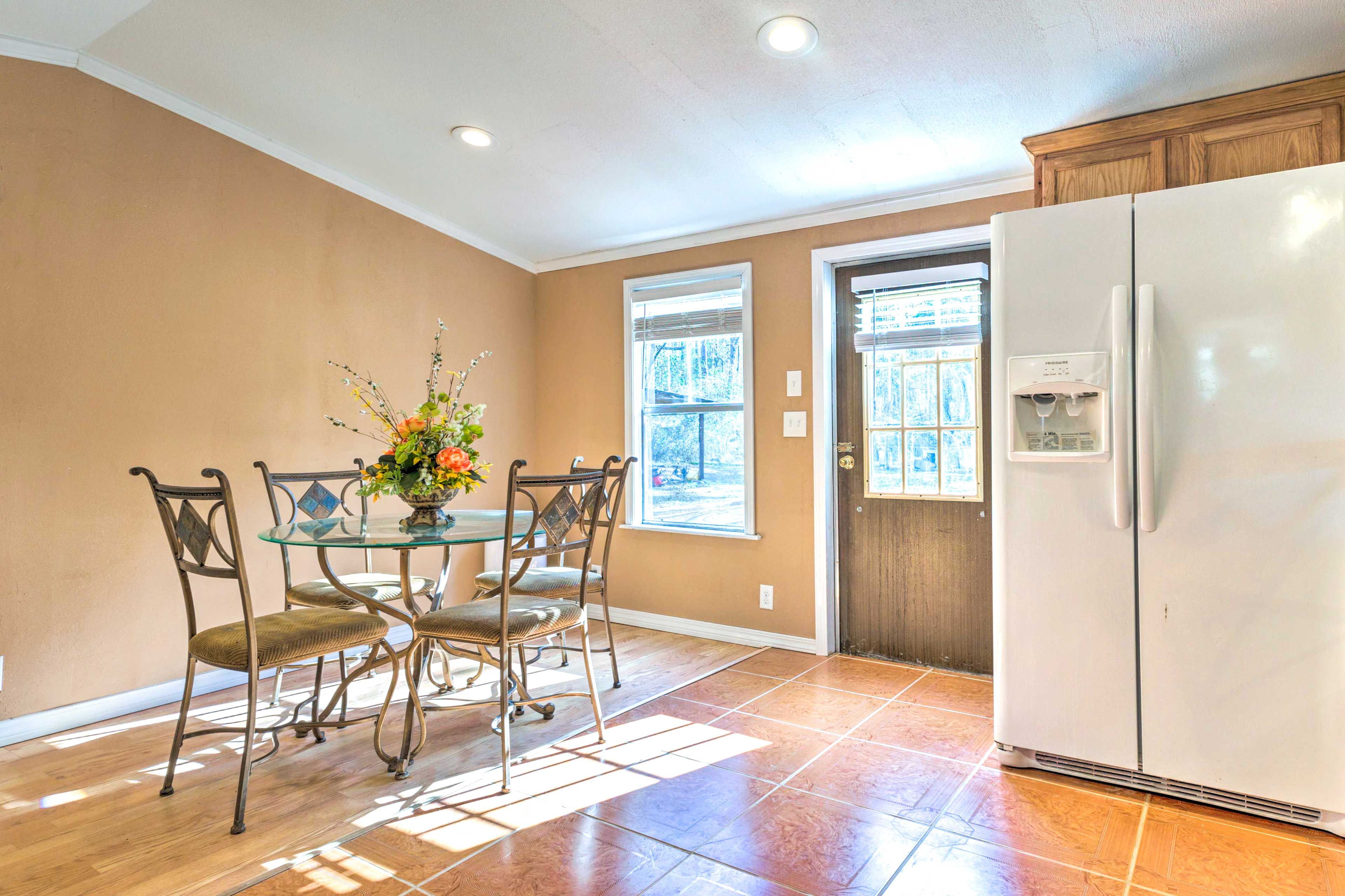Dining Area | Dishware & Flatware Provided