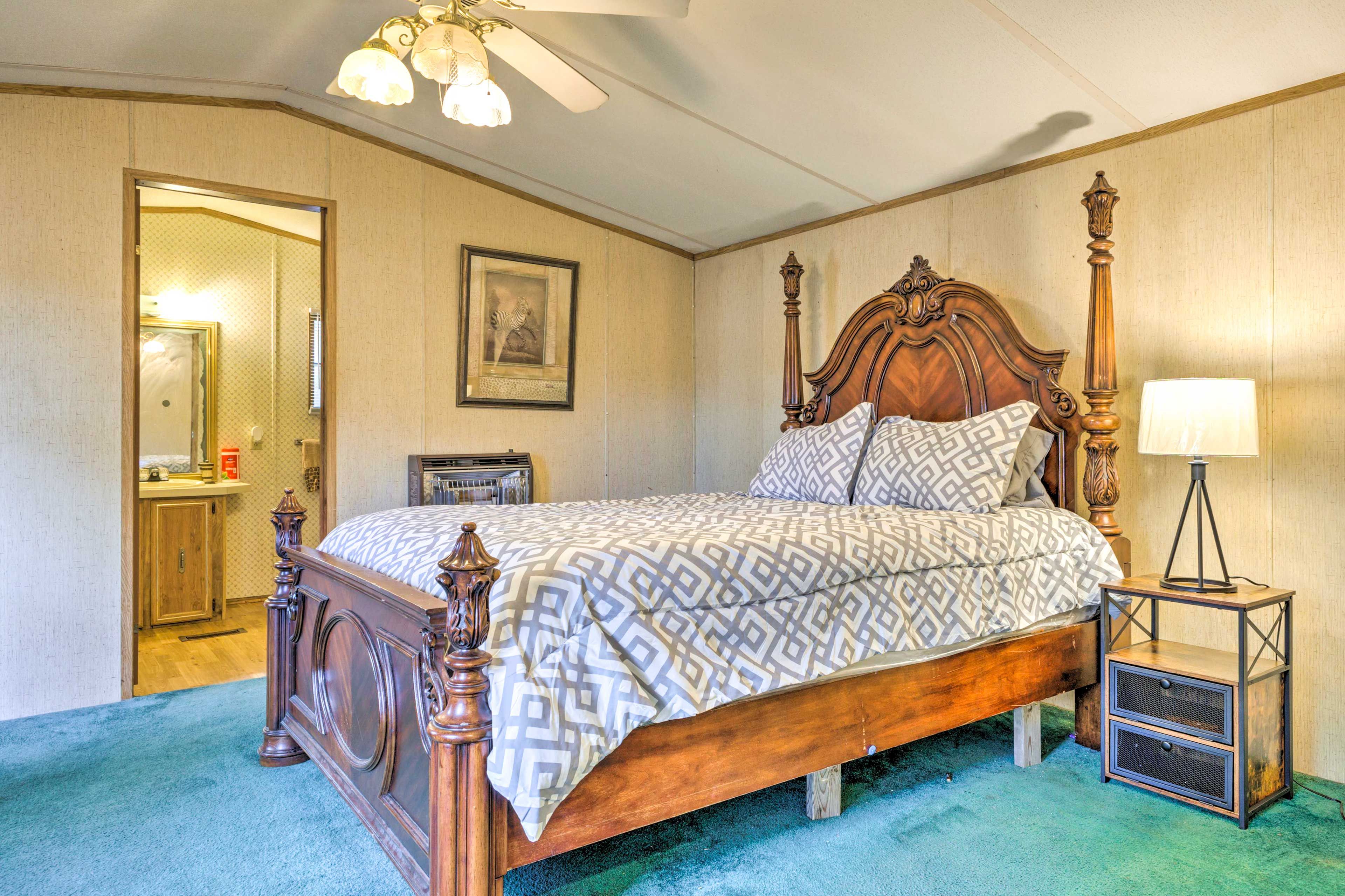 Bedroom 1 | Queen Bed | Linens Provided | En-Suite Bathroom