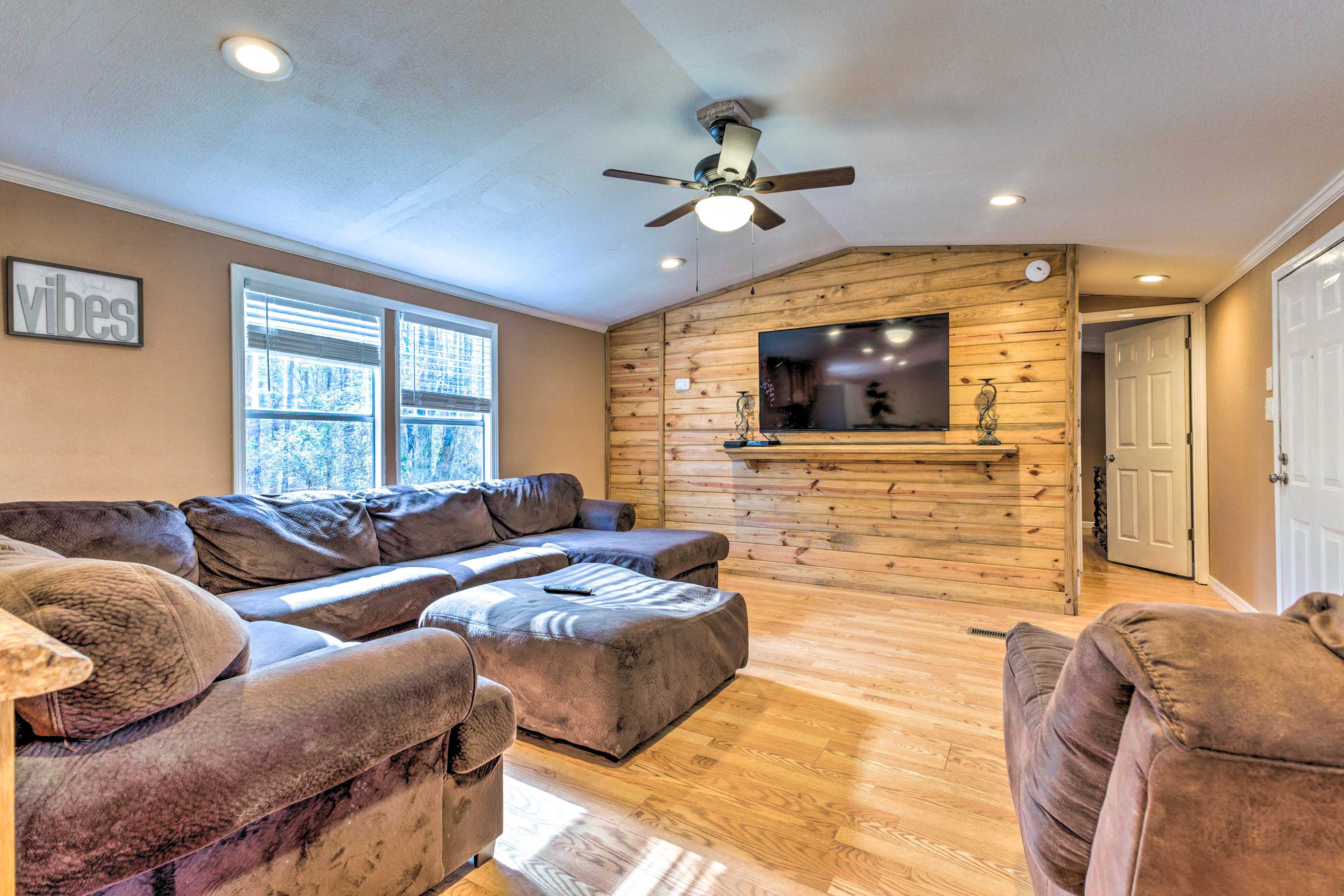 Living Room | Free WiFi | Smart TV