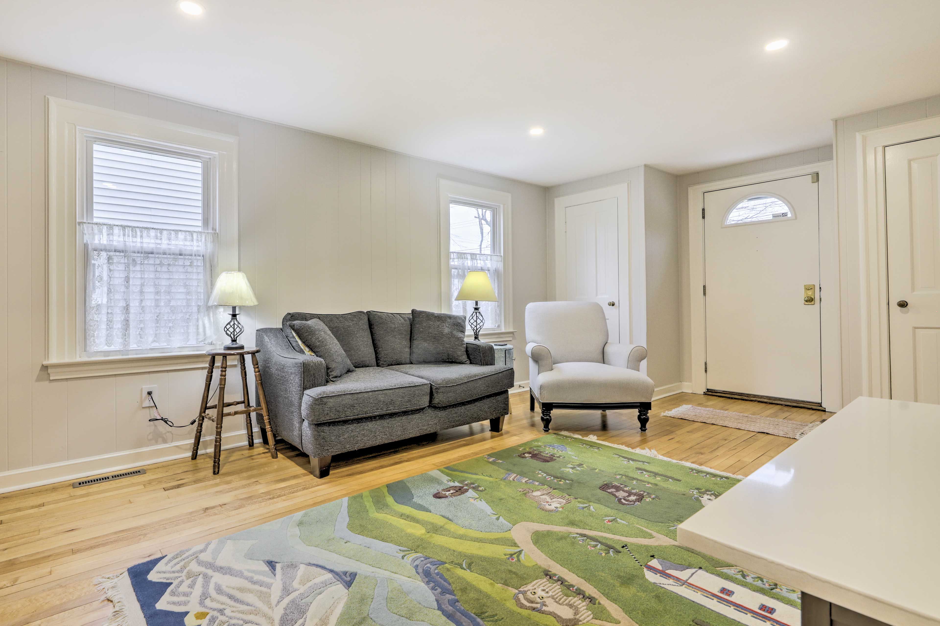 Living Room | 1st Floor | Central A/C & Heating | Flat-Screen TV | Free WiFi