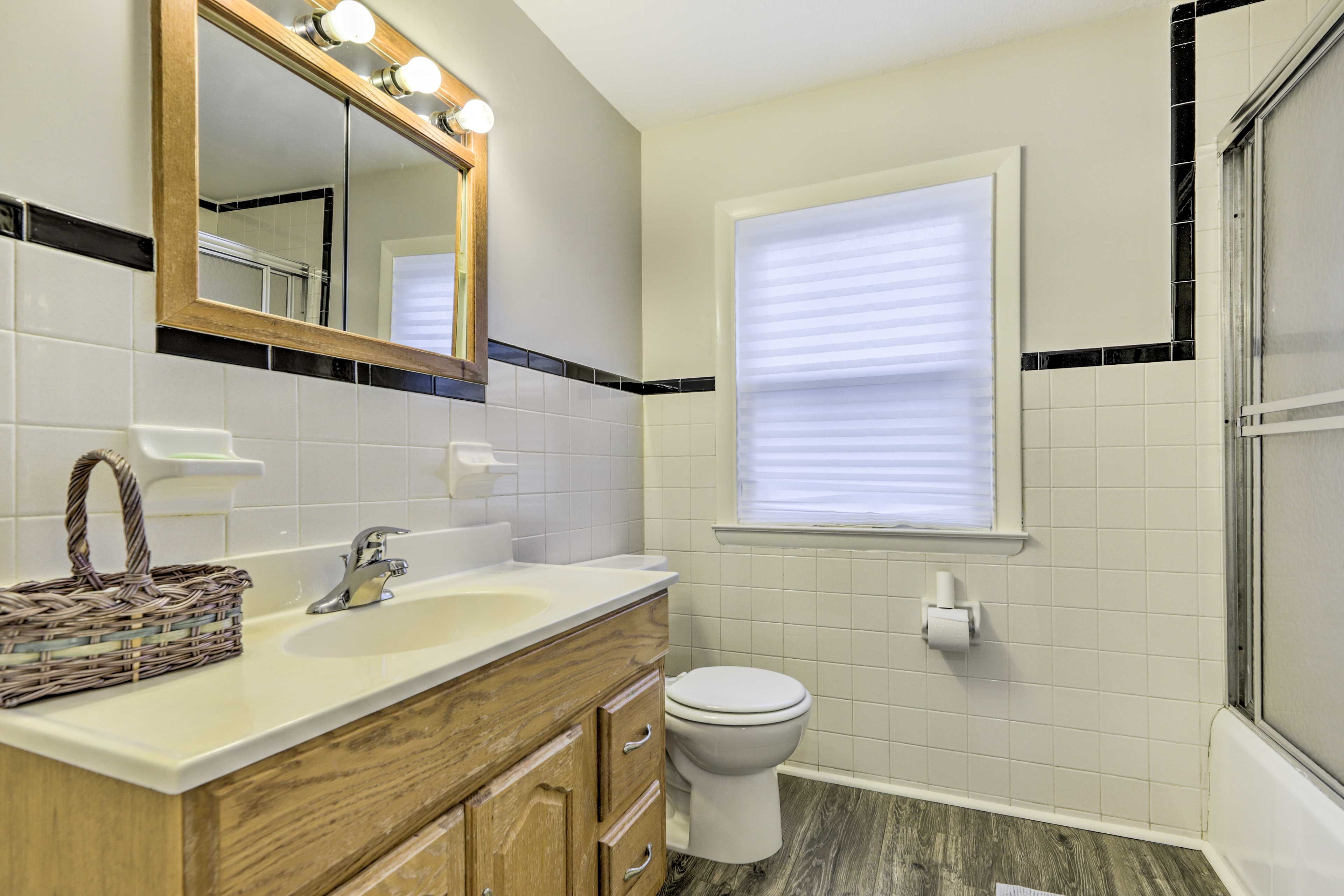Full Bathroom | Towels Provided | Complimentary Toiletries