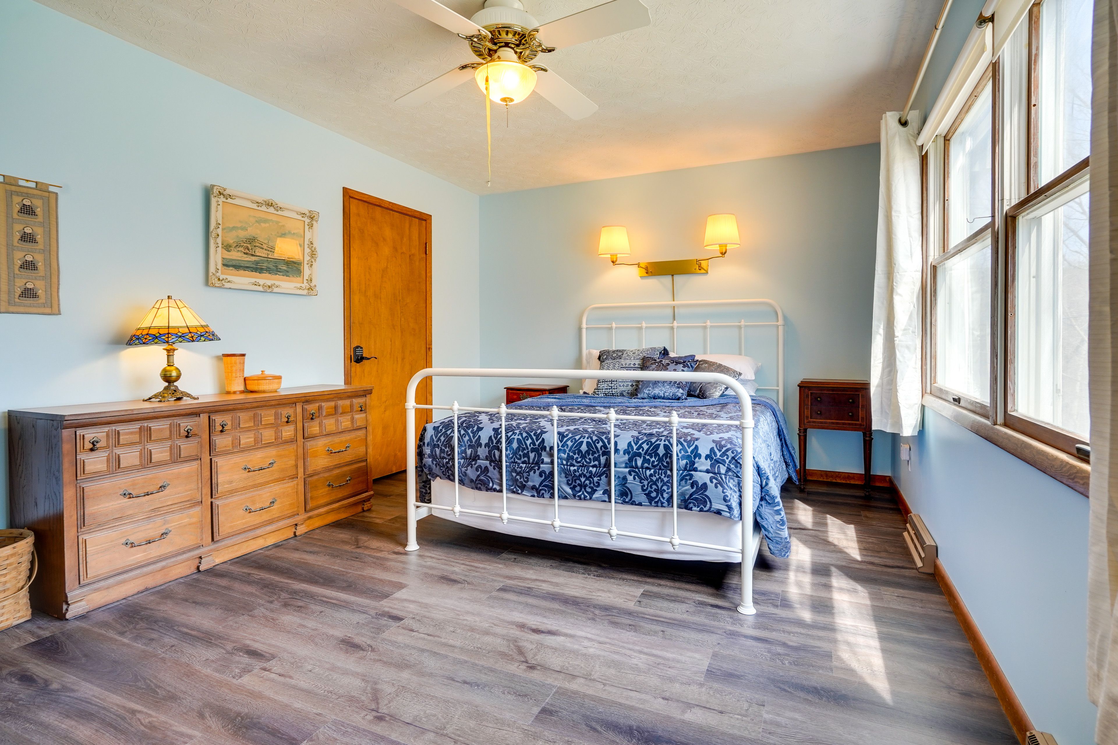 Bedroom 1 | Queen Bed | Linens & Towels | En-Suite Bathroom