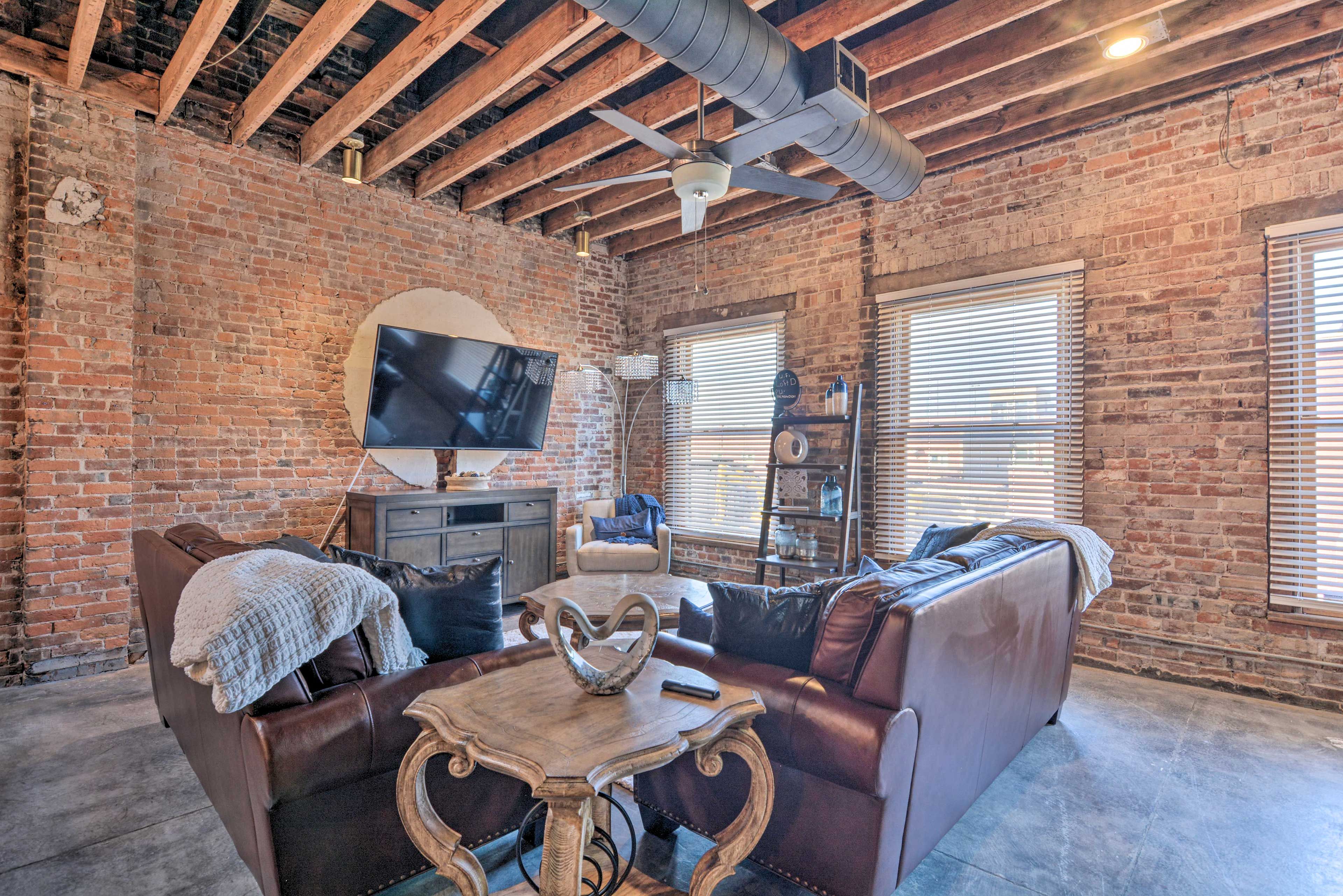 Living Room | Main Level | Smart TV | Free WiFi | Central A/C