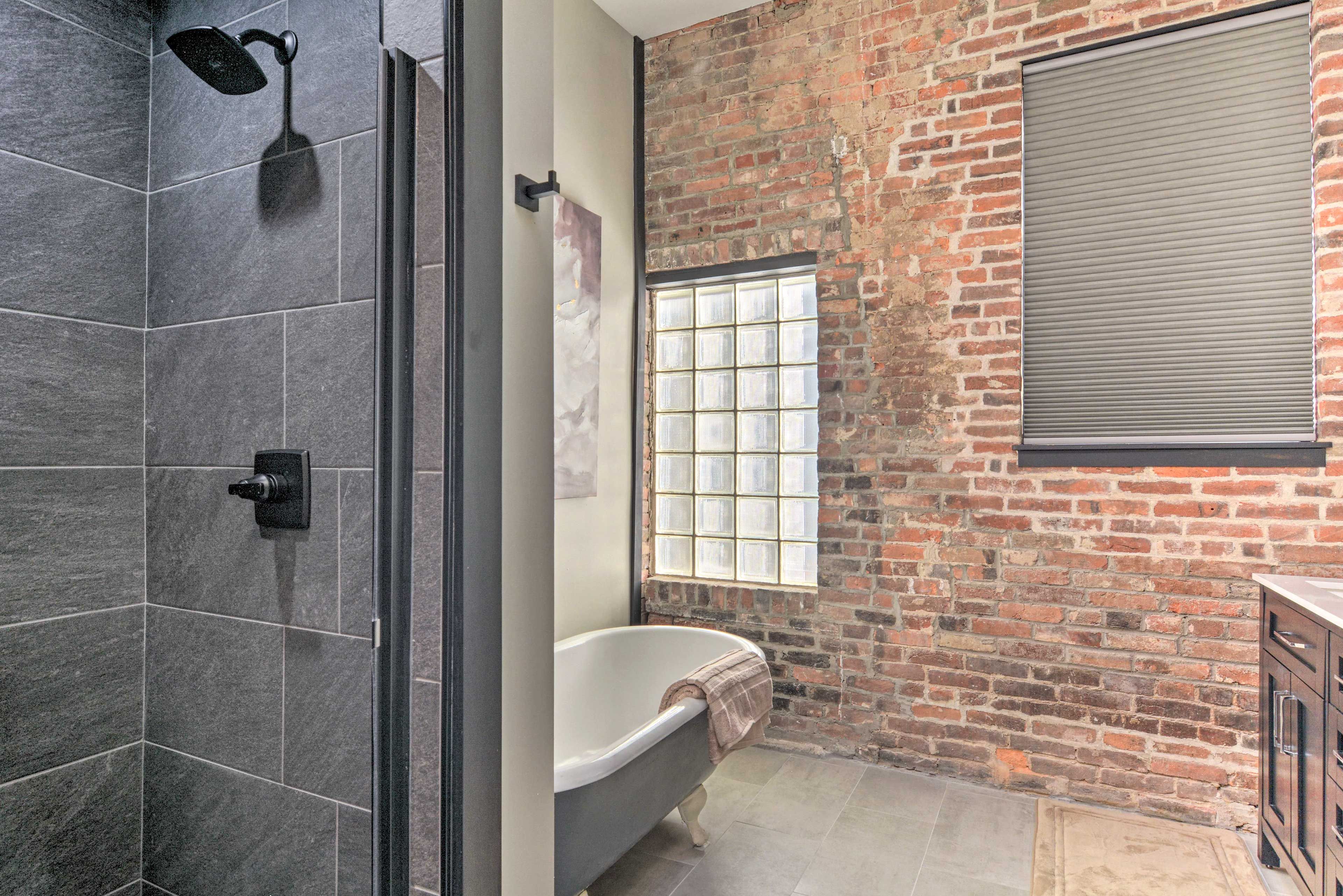Full Bathroom | Main Level | Towels Provided