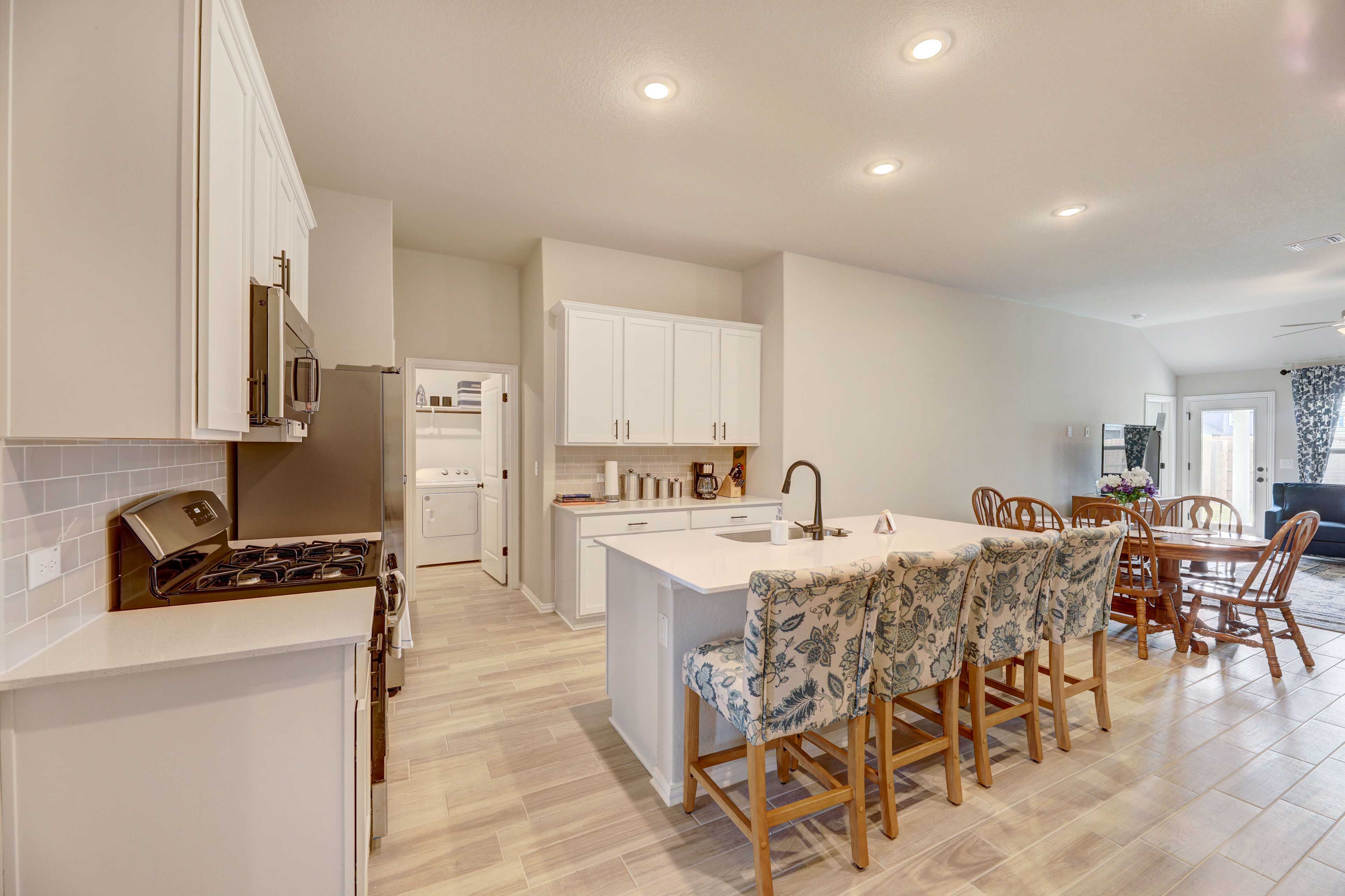 Kitchen | Paper Towels/Trash Bags Provided