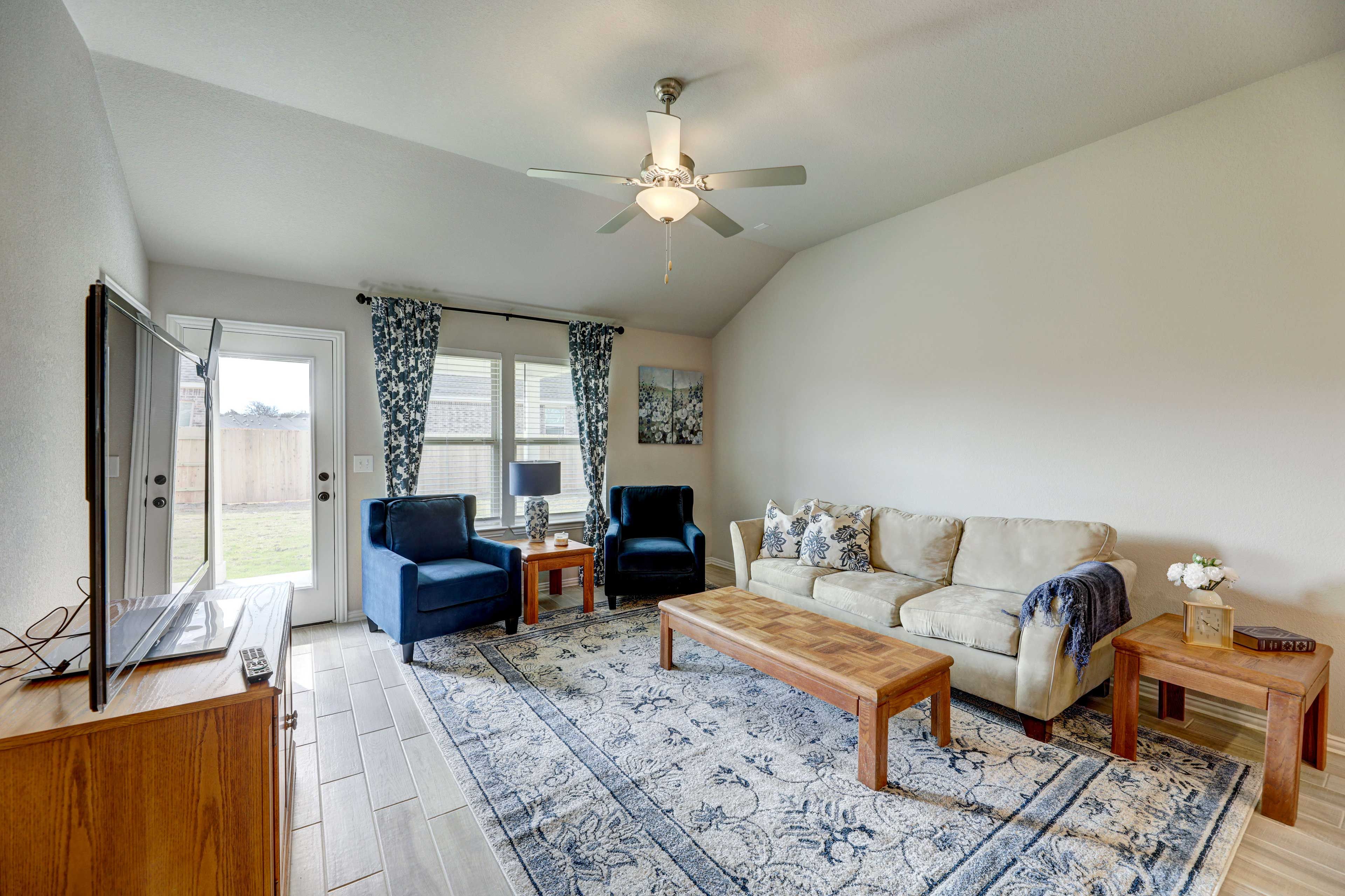 Living Room | Free WiFi | Central A/C | Smart TV